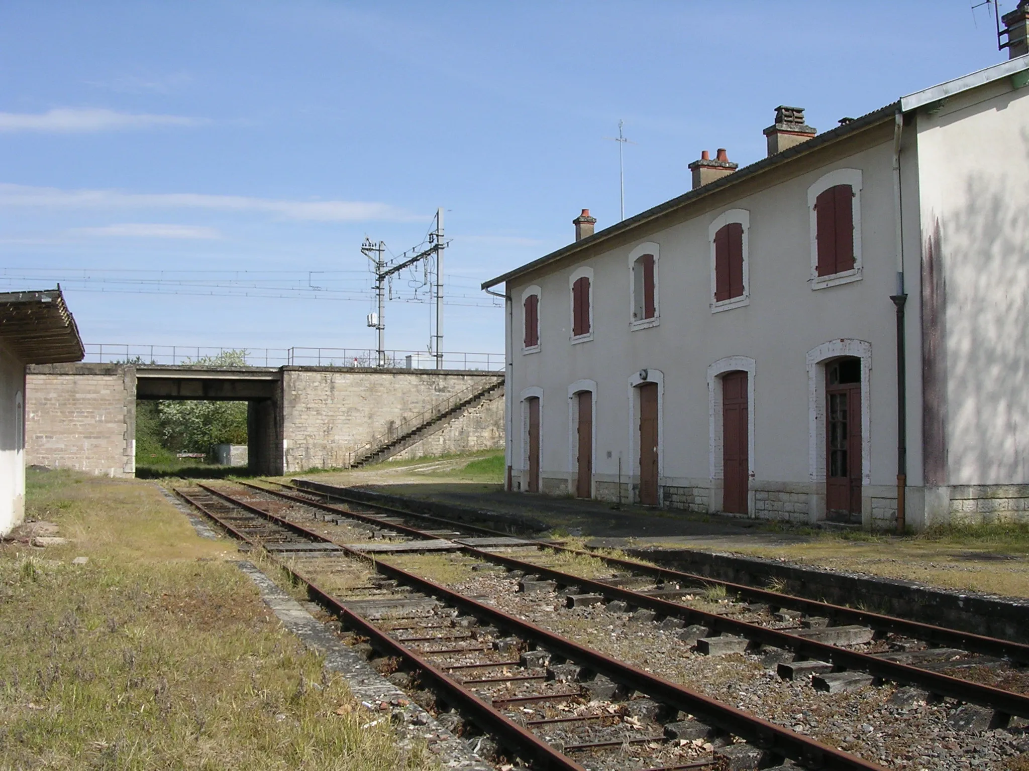 Photo showing: Saint-Bonnet-en-Bresse en Saône-et-Loire. La gare. Ligne Dijon - Saint-Amour : Depuis l'ancienne ligne Chagny - Dole, vue sur la ligne Dijon - Saint-Amour sur le passage supérieur