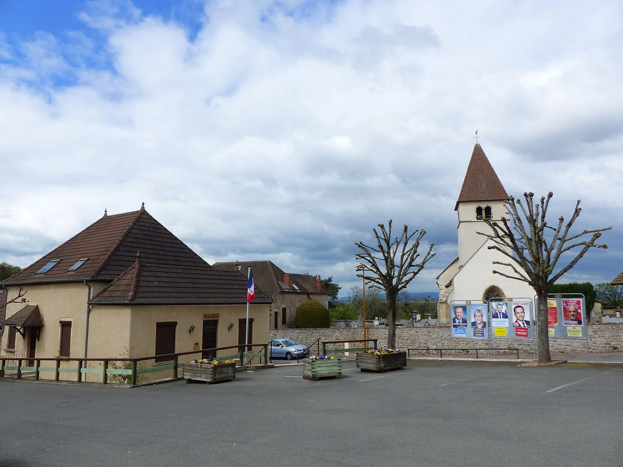 Photo showing: Mairie et Eglise de Saint-Laurent-d'Andenay dans le 71. On peut voir les affiches électorales de la présidentielle.