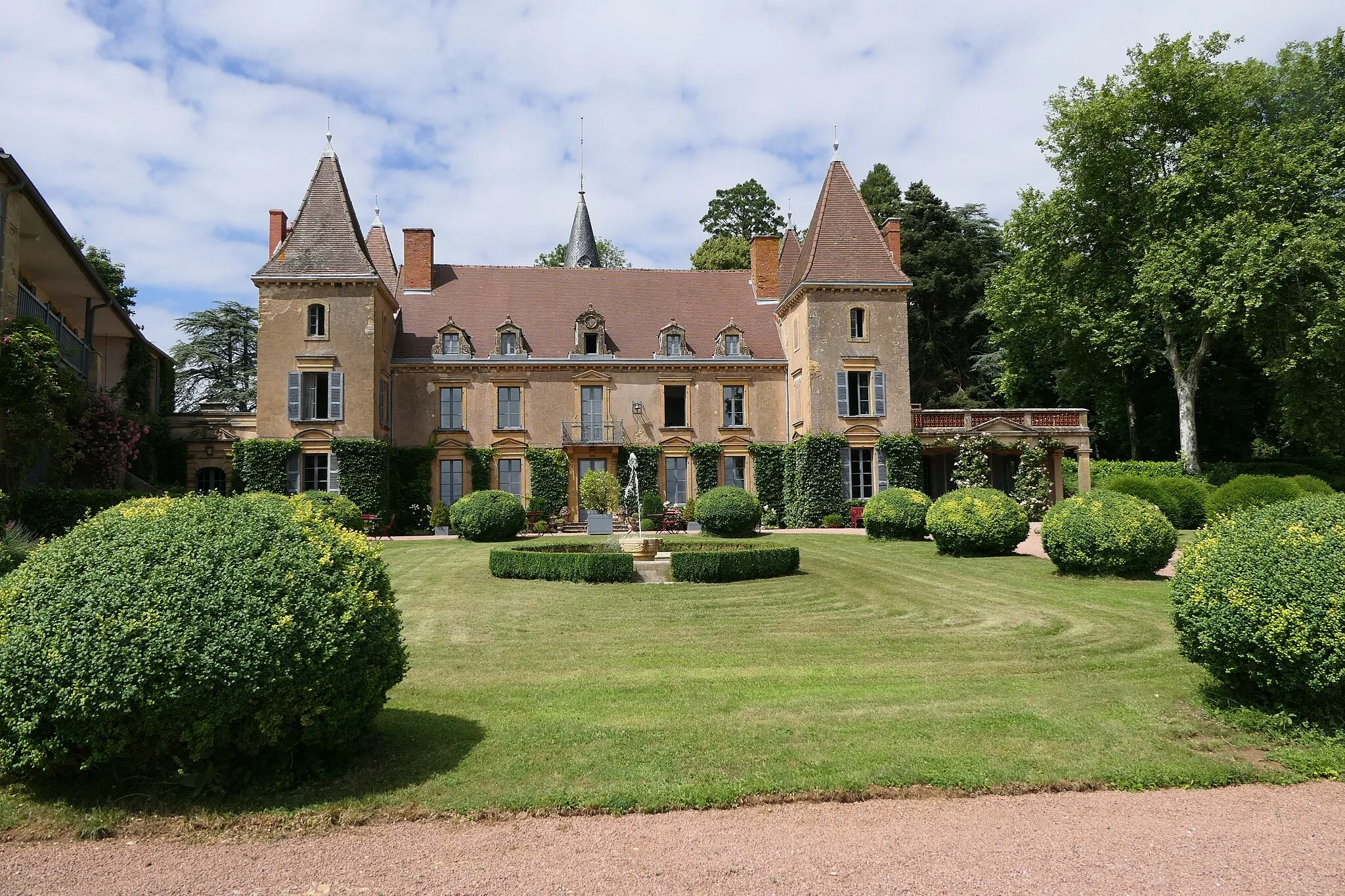 Photo showing: Saint-Julien-de-Civry nouveau château de Vaulx