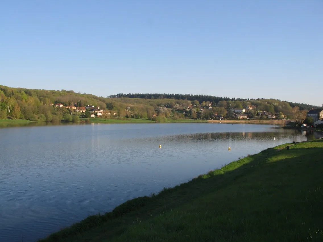 Photo showing: Etang St-Sernin du Bois, Saône et Loire.