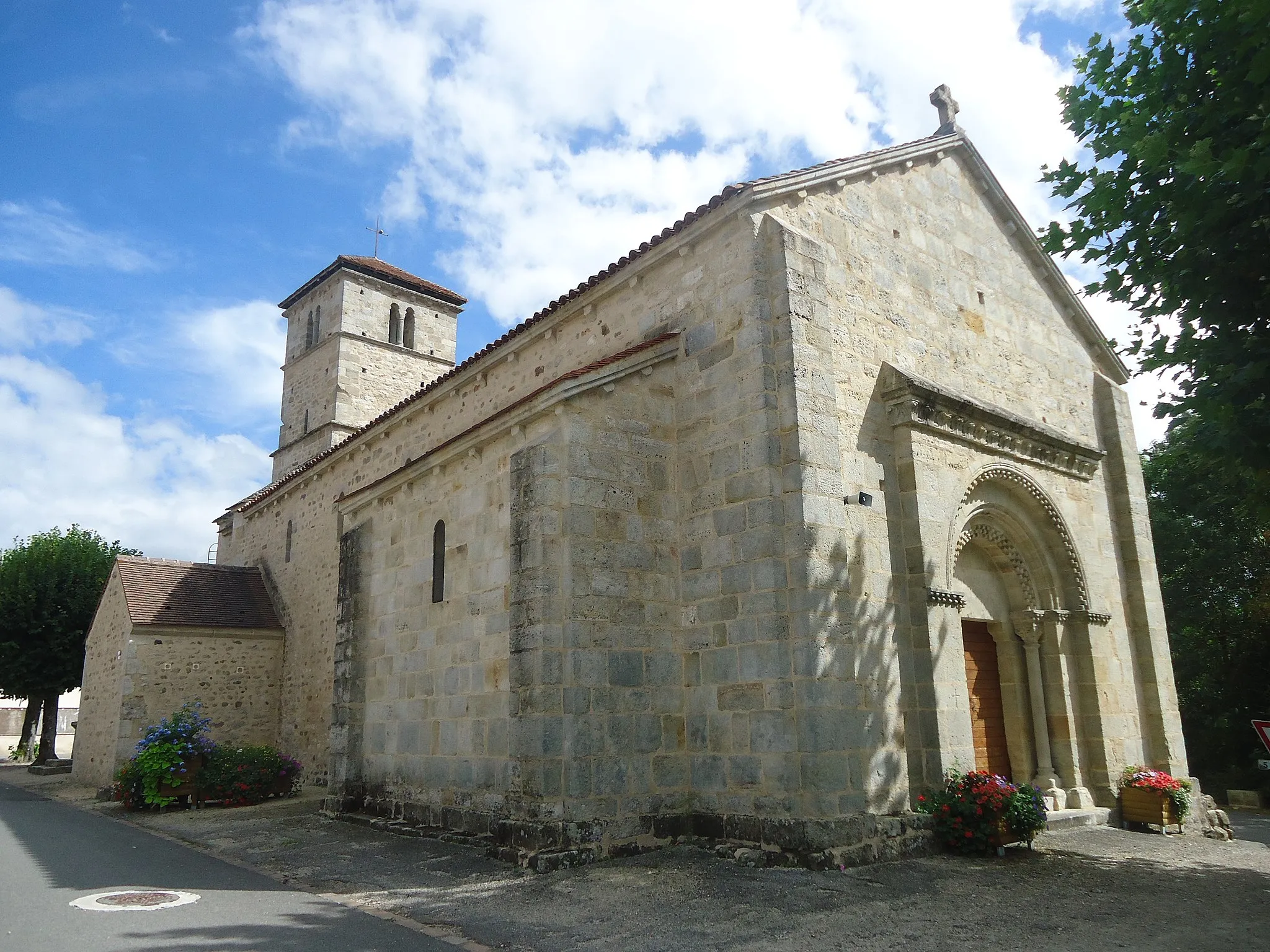 Photo showing: Vue nord-ouest de l'église Saint-Romain