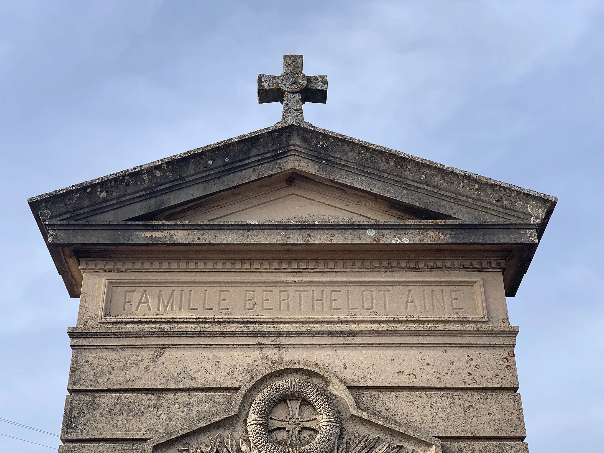 Photo showing: Chapelle funéraire de la famille Berthelot Aine, cimetière de Solutré-Pouilly.