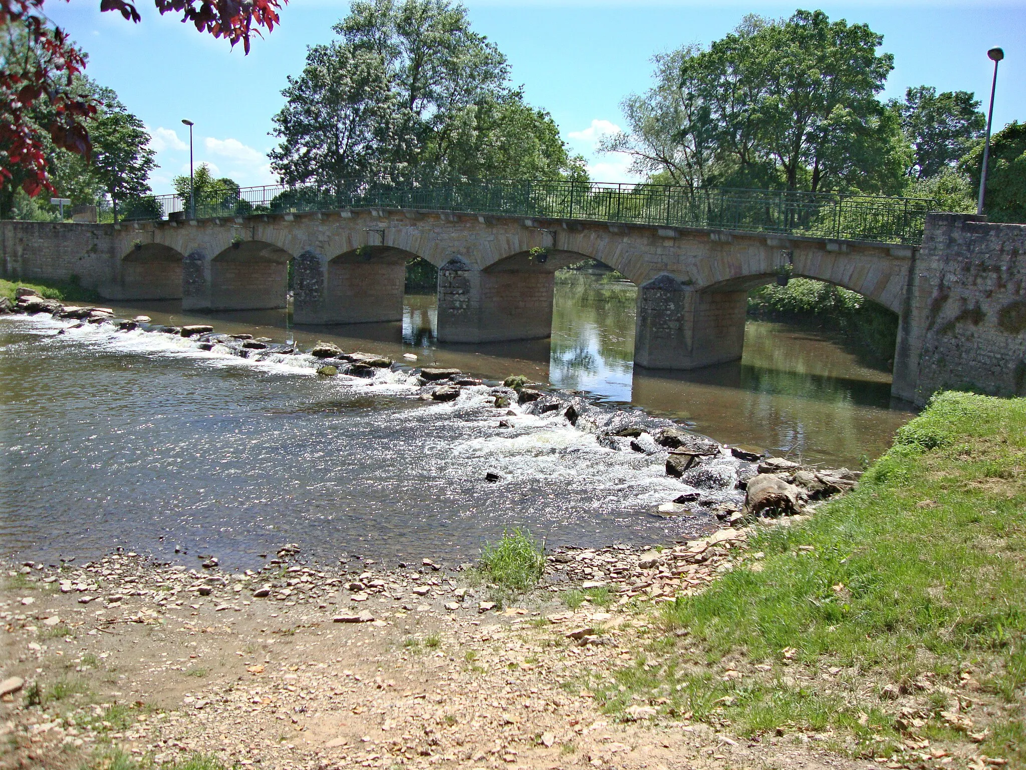 Photo showing: Messeugne (Savigny-sur-Grosne, Saône-et-Loire, Fr) Grosne river and bridge.