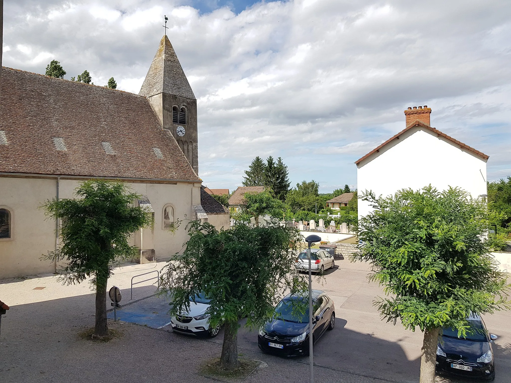 Photo showing: La place de l'église de Sassenay