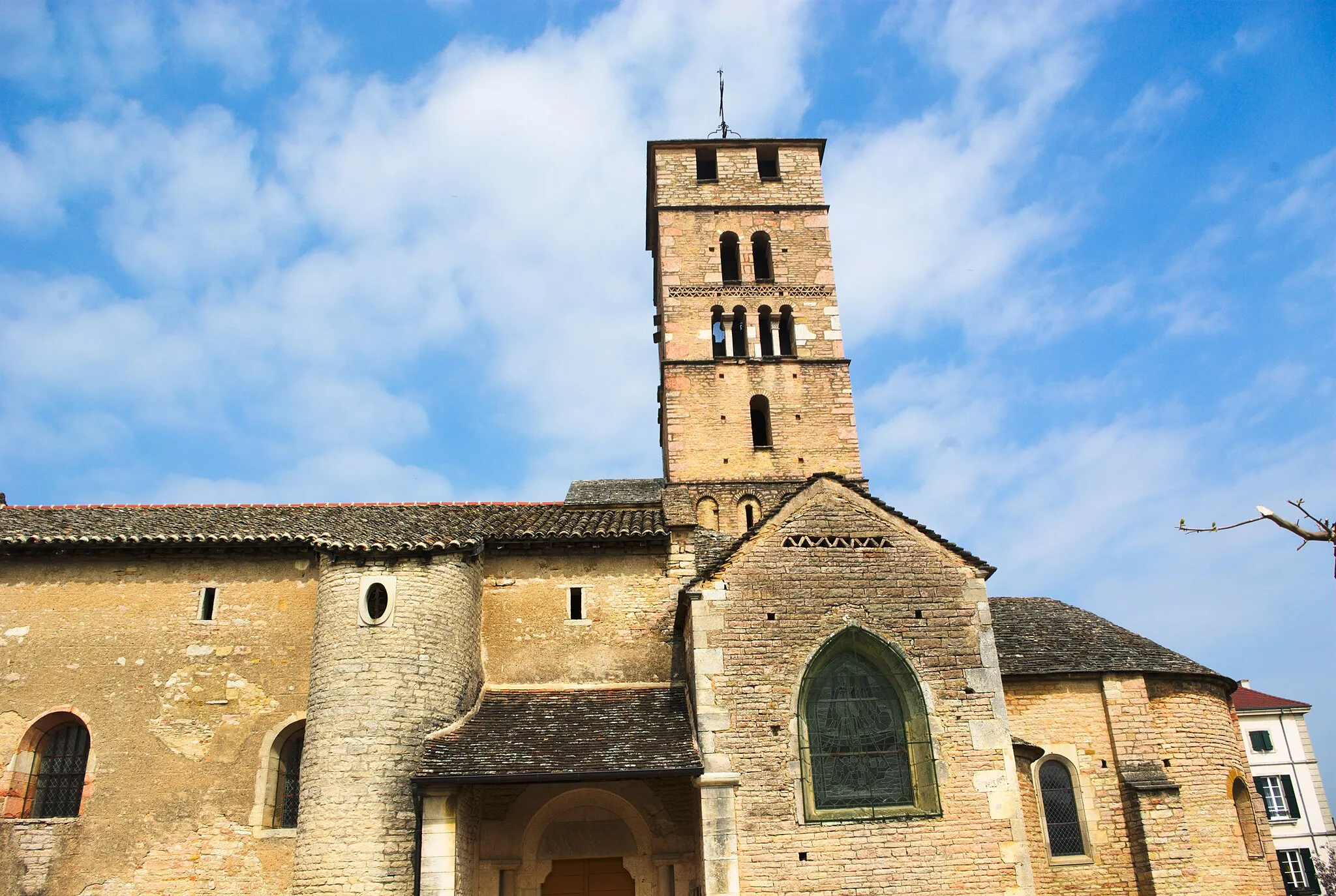 Photo showing: Flanc sud de l'église Saint-Pierre d'Uchizy.