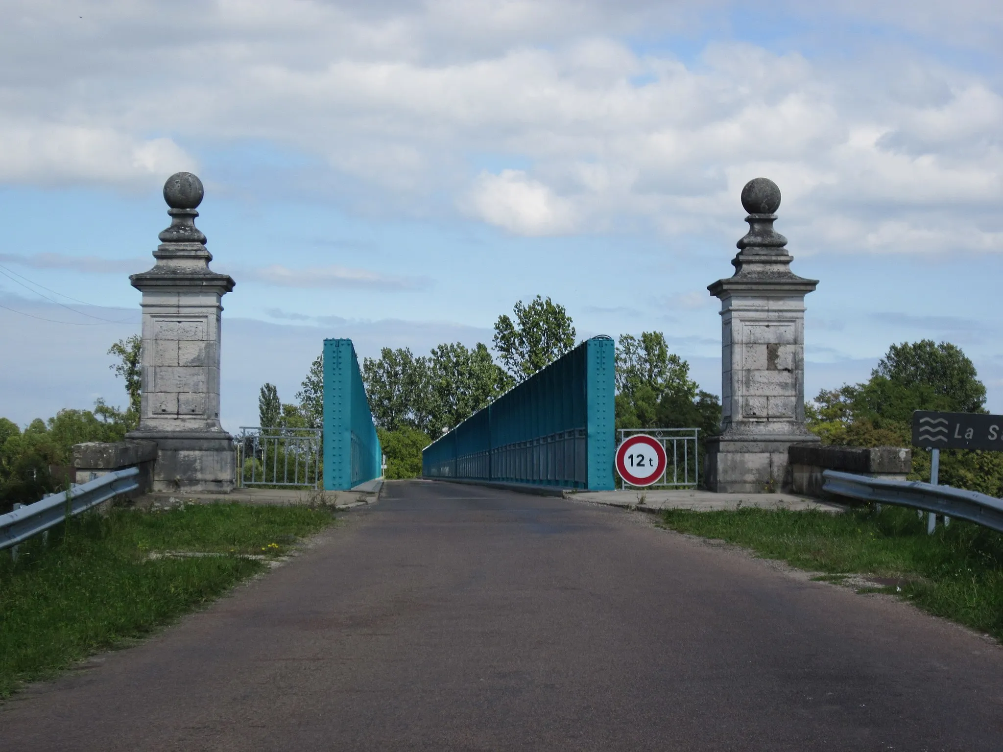 Photo showing: Entrée du pont de Verjux (Saône et Loire) - 2014