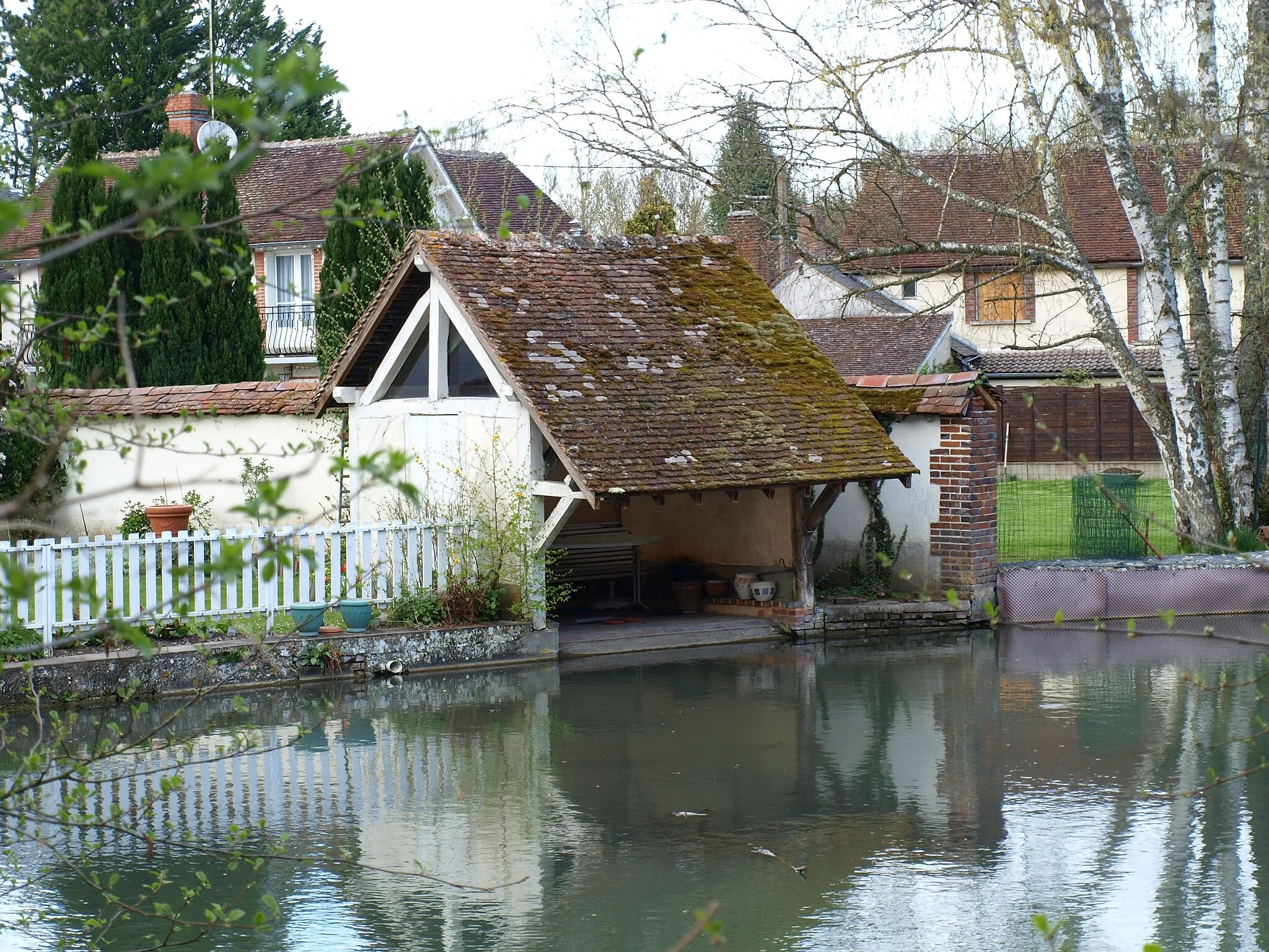 Photo showing: Saint-Maurice-Thizouaille (Yonne, France) , un lavoir privé sur l'Ocre, affluent du Tholon.