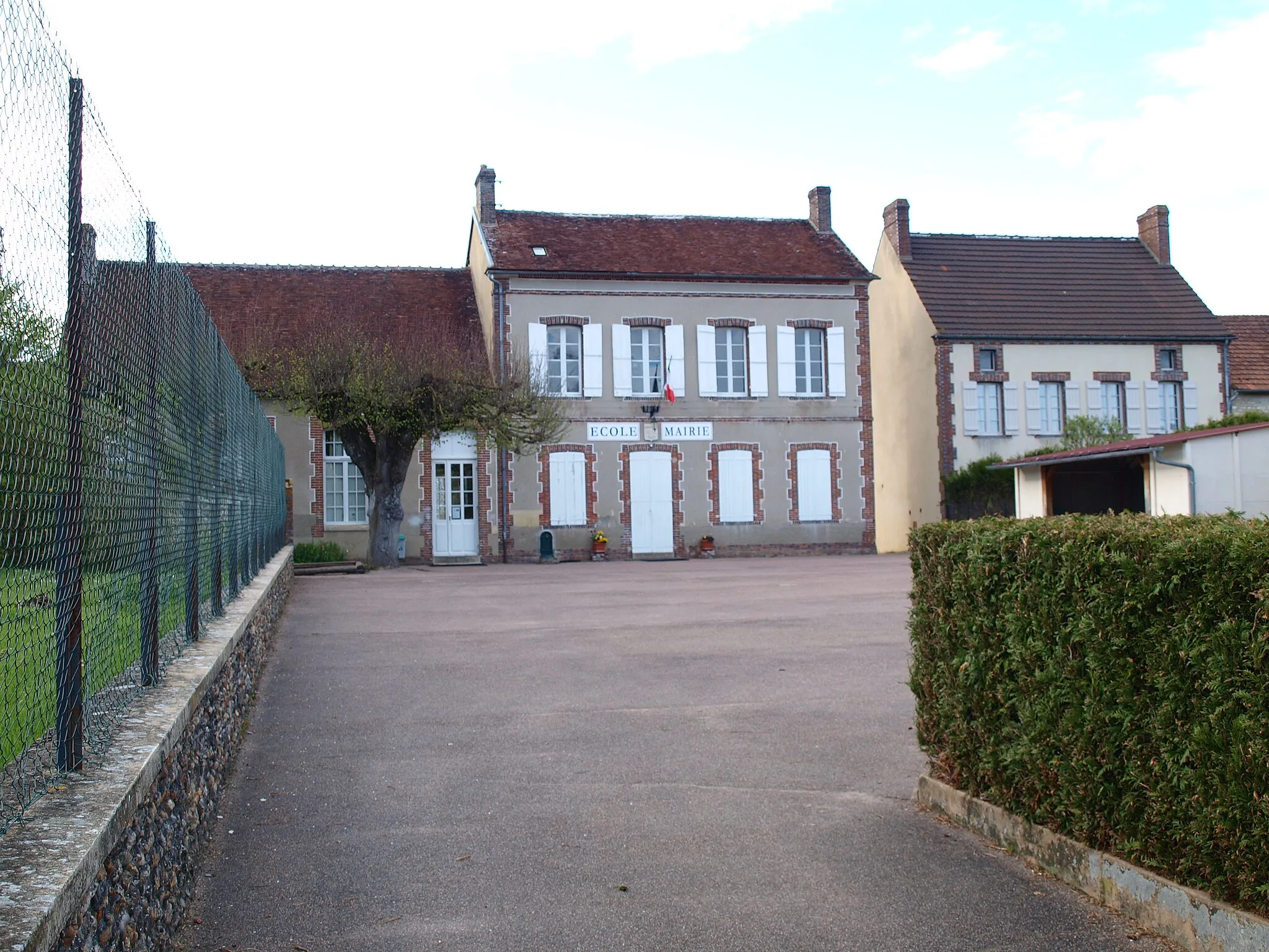 Photo showing: Saint-Maurice-Thizouaille (Yonne, France) ; la mairie école.