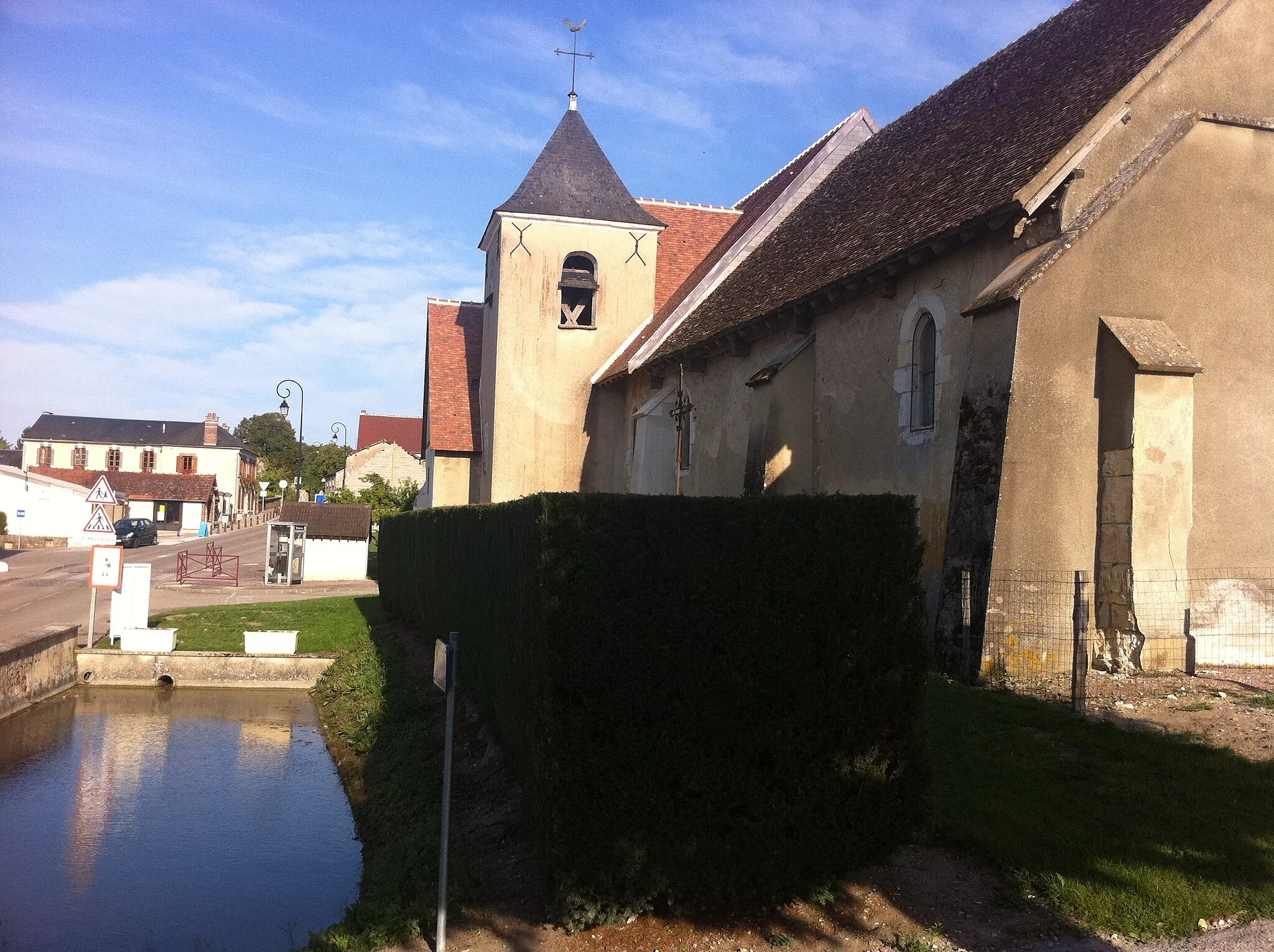 Photo showing: This building is inscrit au titre des monuments historiques de la France. It is indexed in the base Mérimée, a database of architectural heritage maintained by the French Ministry of Culture, under the reference PA89000028 .