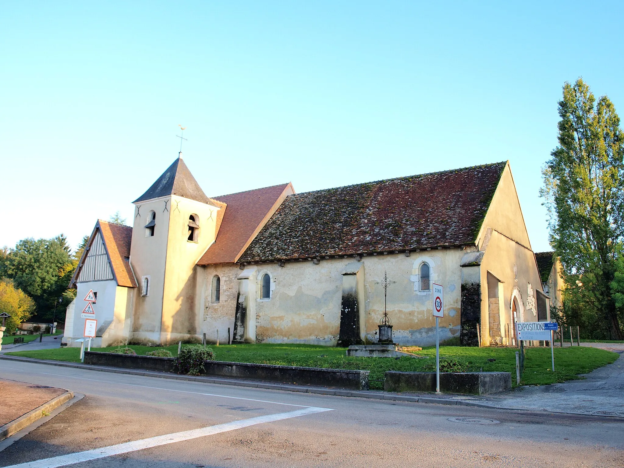 Photo showing: Lindry (Yonne, France) ; l'église Sainte-Geneviève.