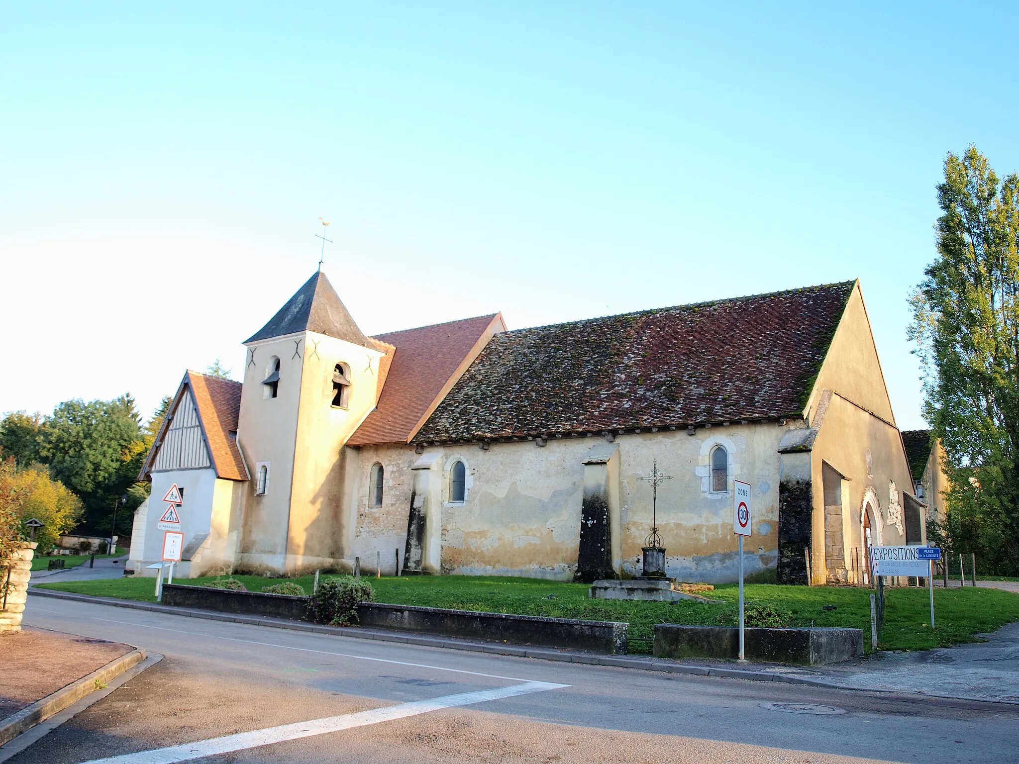 Photo showing: Lindry (Yonne, France) ; l'église Sainte-Geneviève.