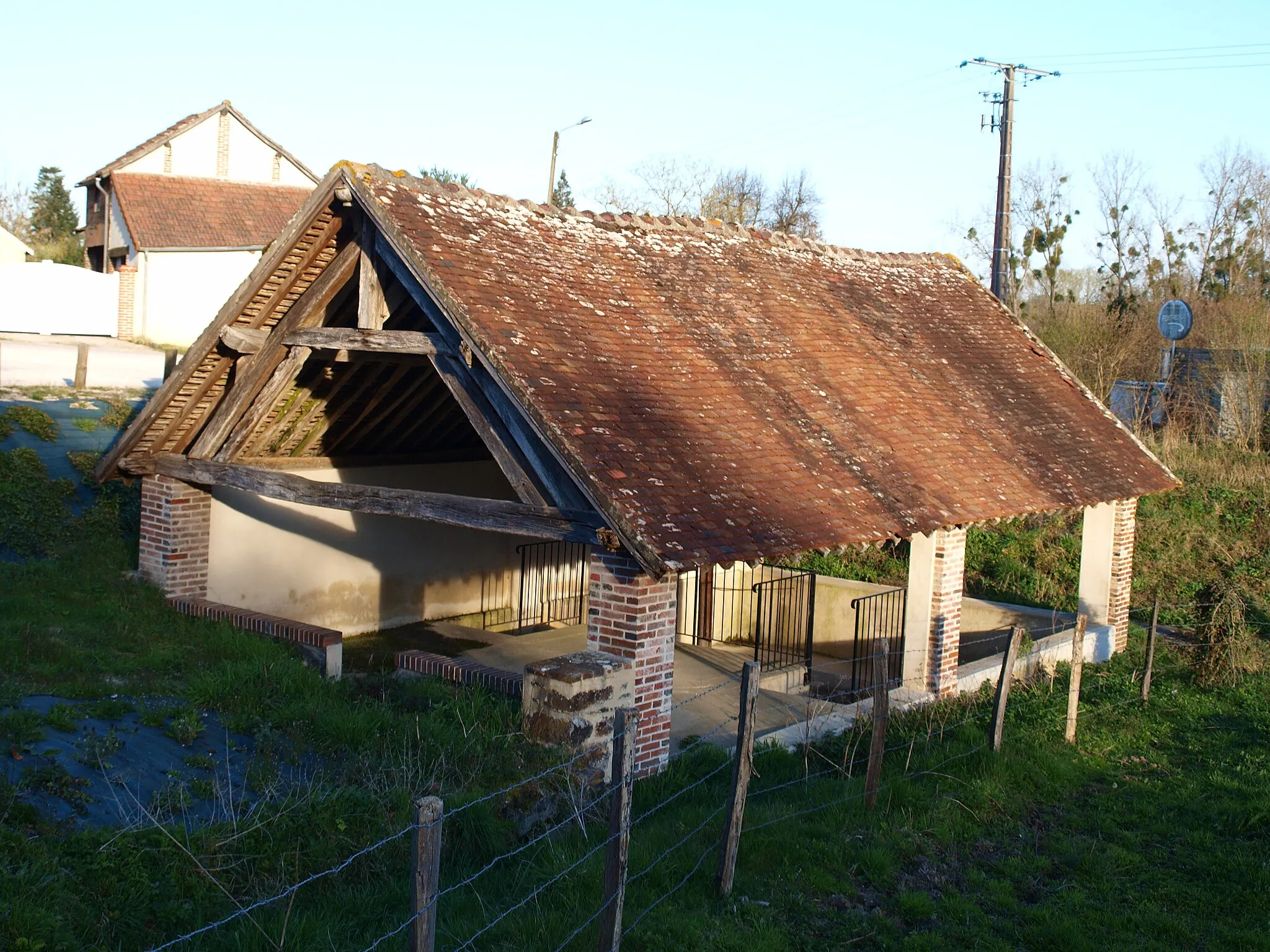 Photo showing: Parly (Yonne, France) , dans le village ; le lavoir