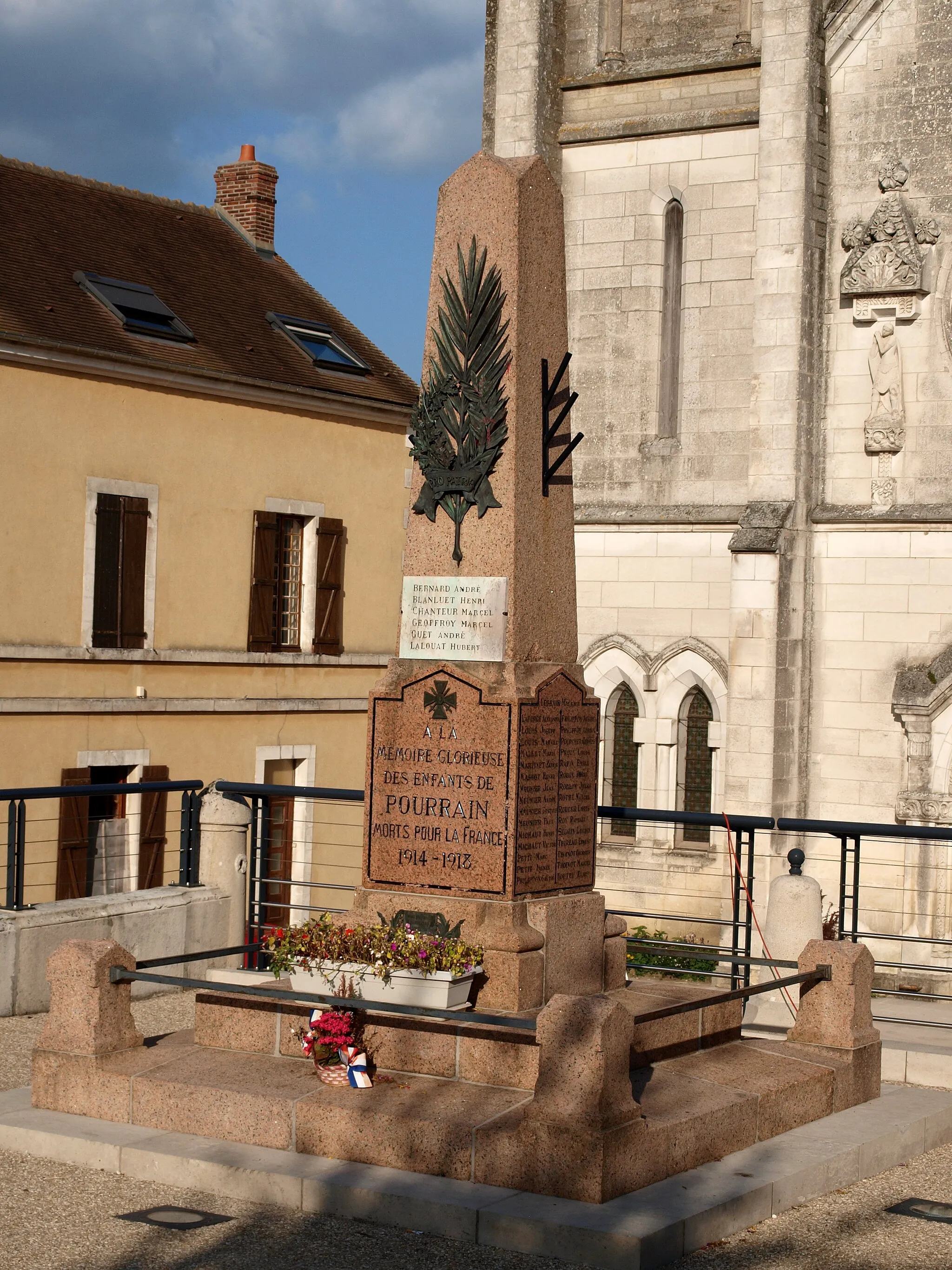 Photo showing: Pourrain (Yonne, France) ; monument aux morts