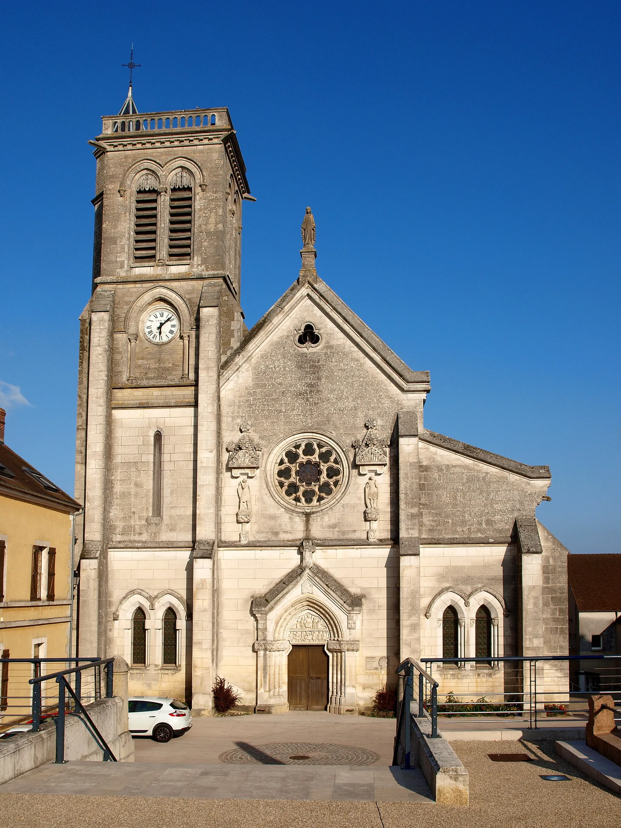 Photo showing: Église de Pourrain (Yonne, France), dédiée à Serge et Bacchus de Rasafa.