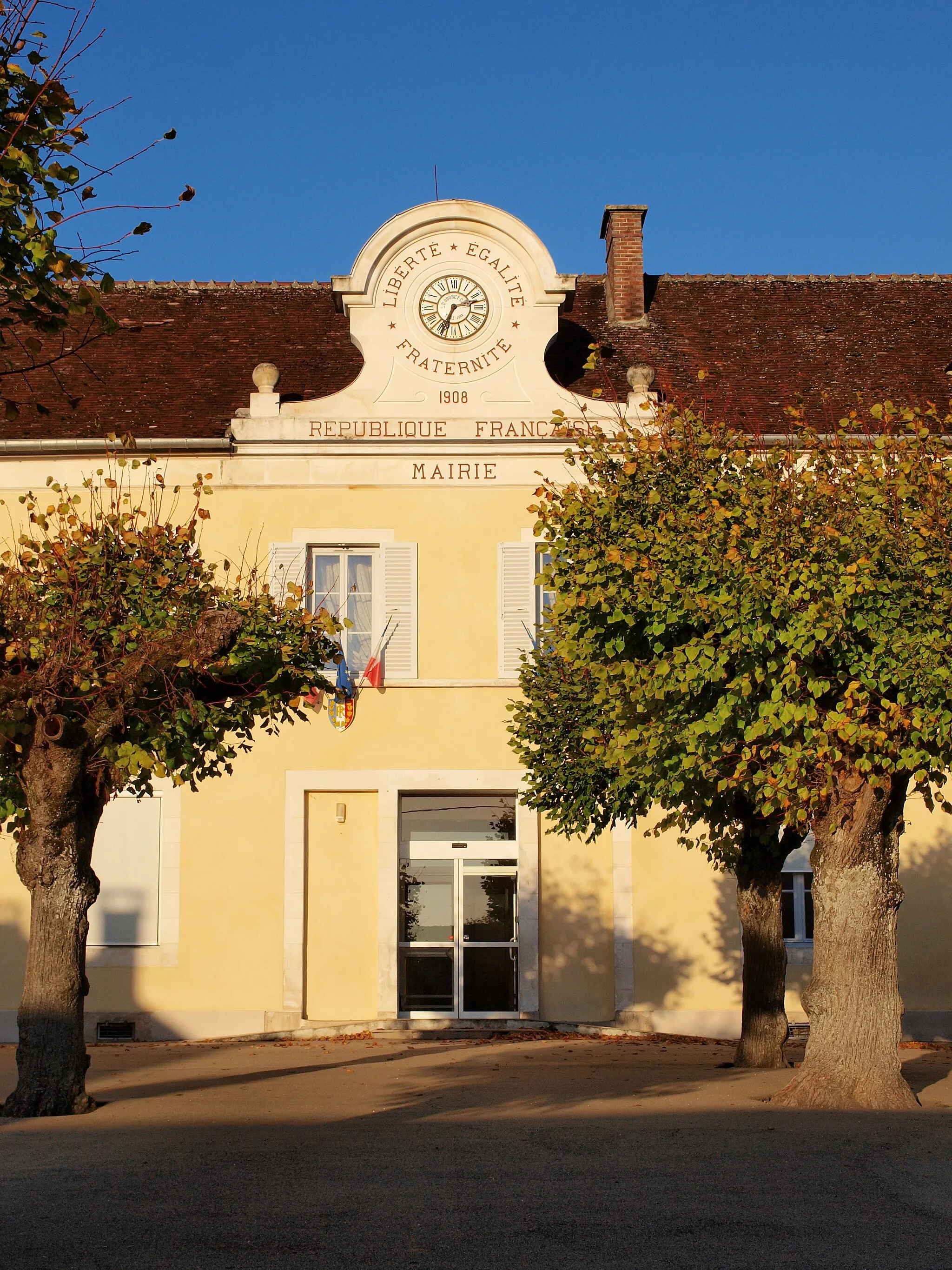 Photo showing: Charbuy (Yonne, France) ; la mairie.