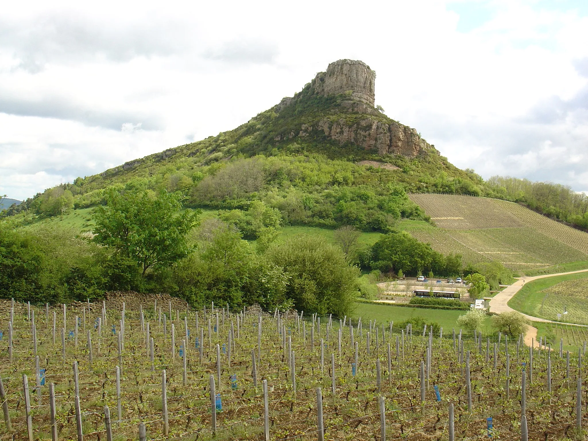 Photo showing: Solutré 's rock from the vineyard - Solutré-Pouilly, France