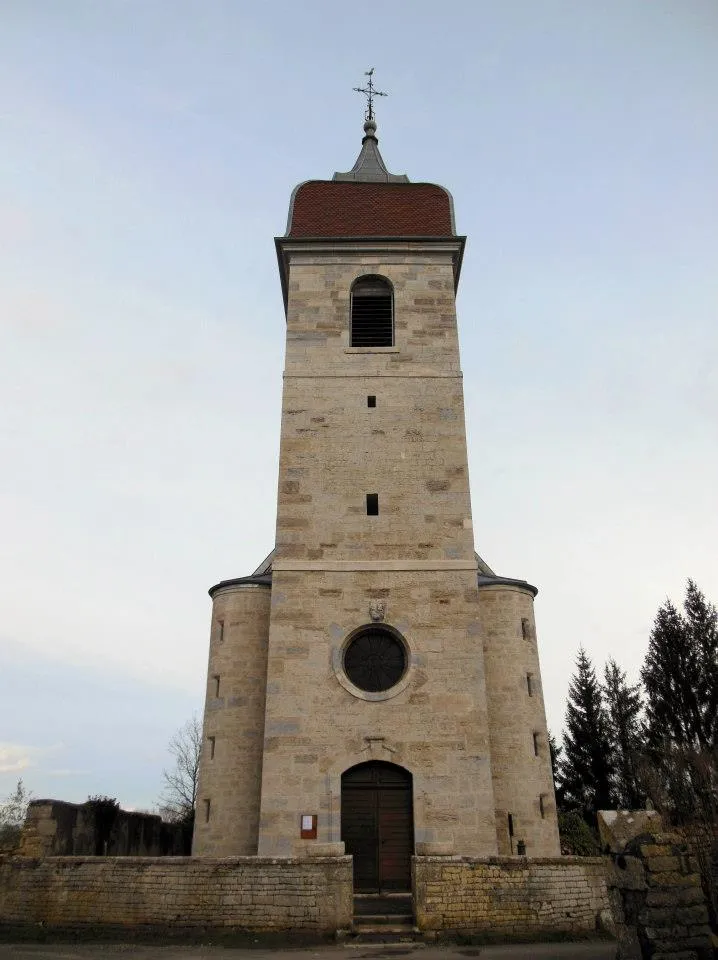 Photo showing: Photographie de la façade de l'église Saint-Pierre de Baverans (Jura).