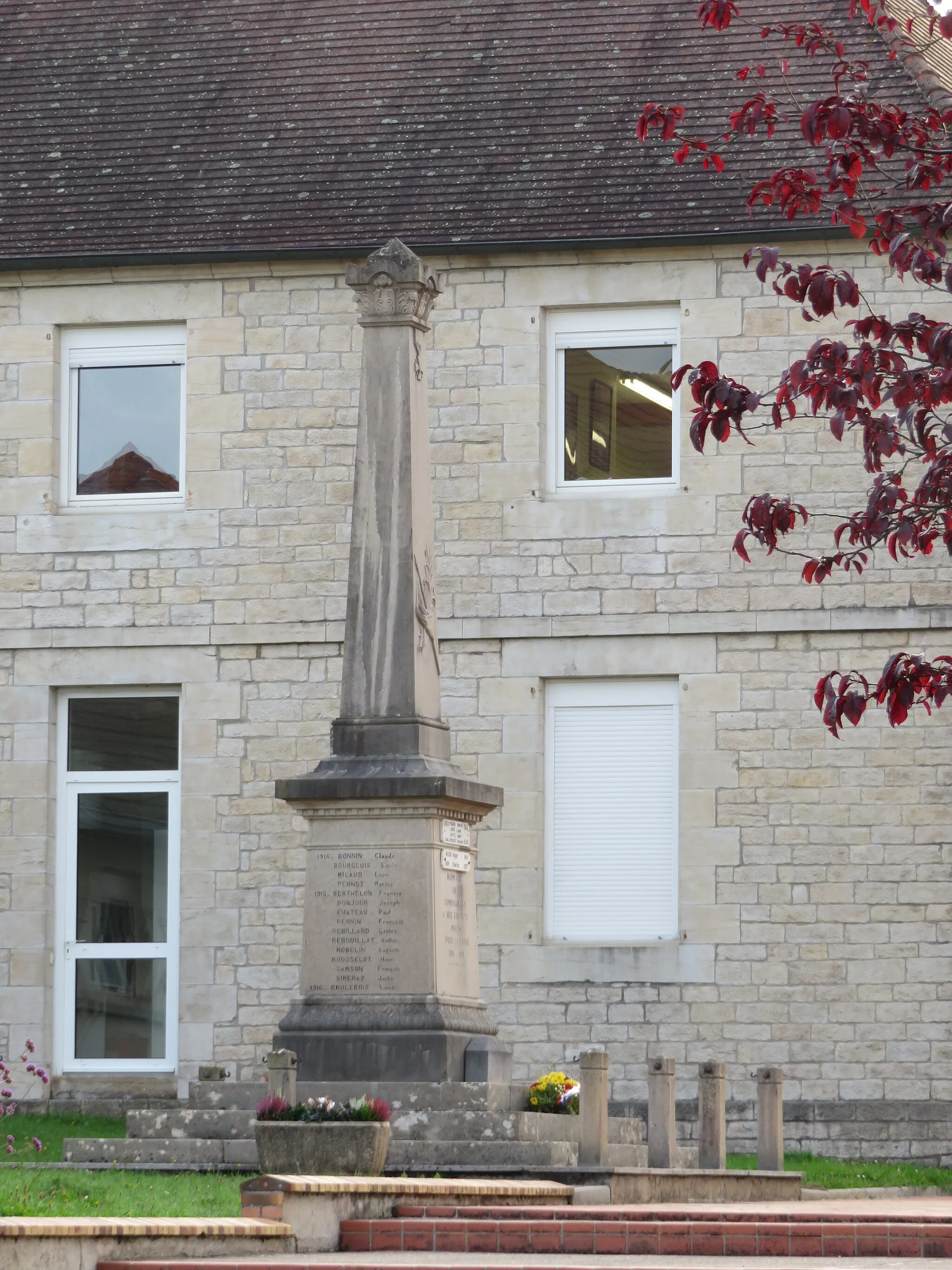 Photo showing: Monument aux morts de Commenailles, sur la place de l’église.