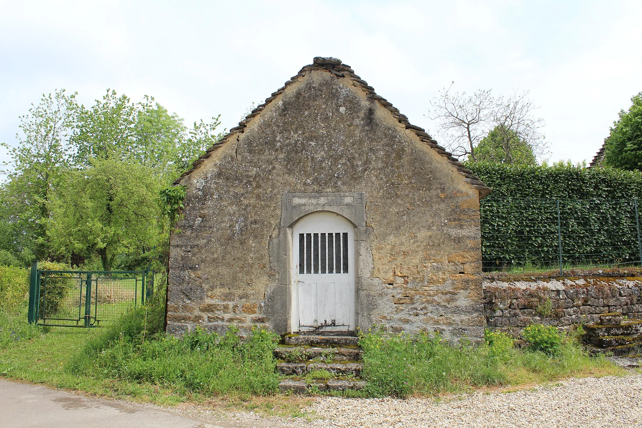 Photo showing: Chapelle de la Sainte-Trinité-et-du-Saint-Esprit du Louverot.