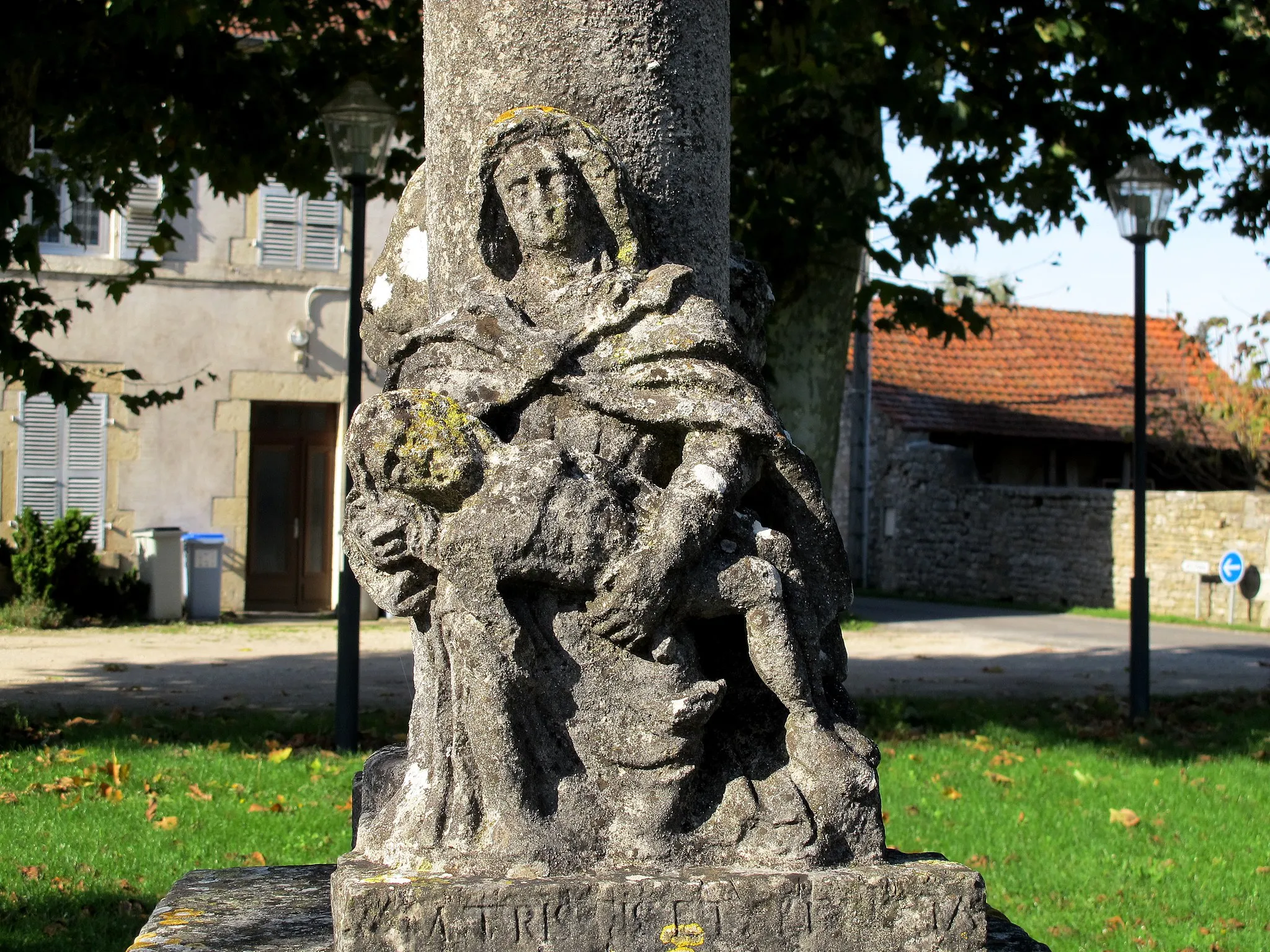 Photo showing: Calvaire du XVIIe siècle face à l'église.