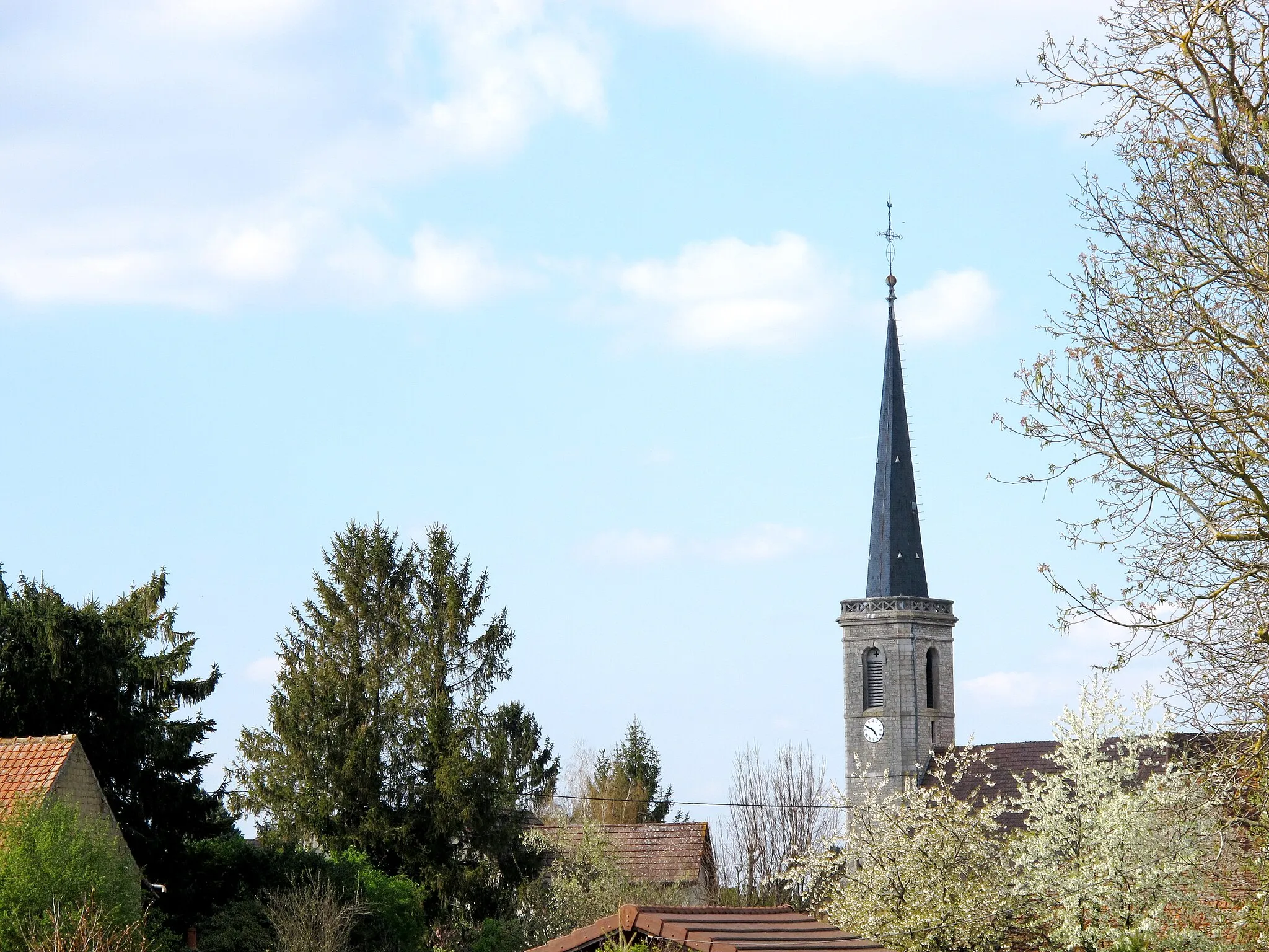 Photo showing: Village jurassien de la plaine de Dole. La flèche du clocher de l'église de Petit Noir domine la riche région agricole du Finage.