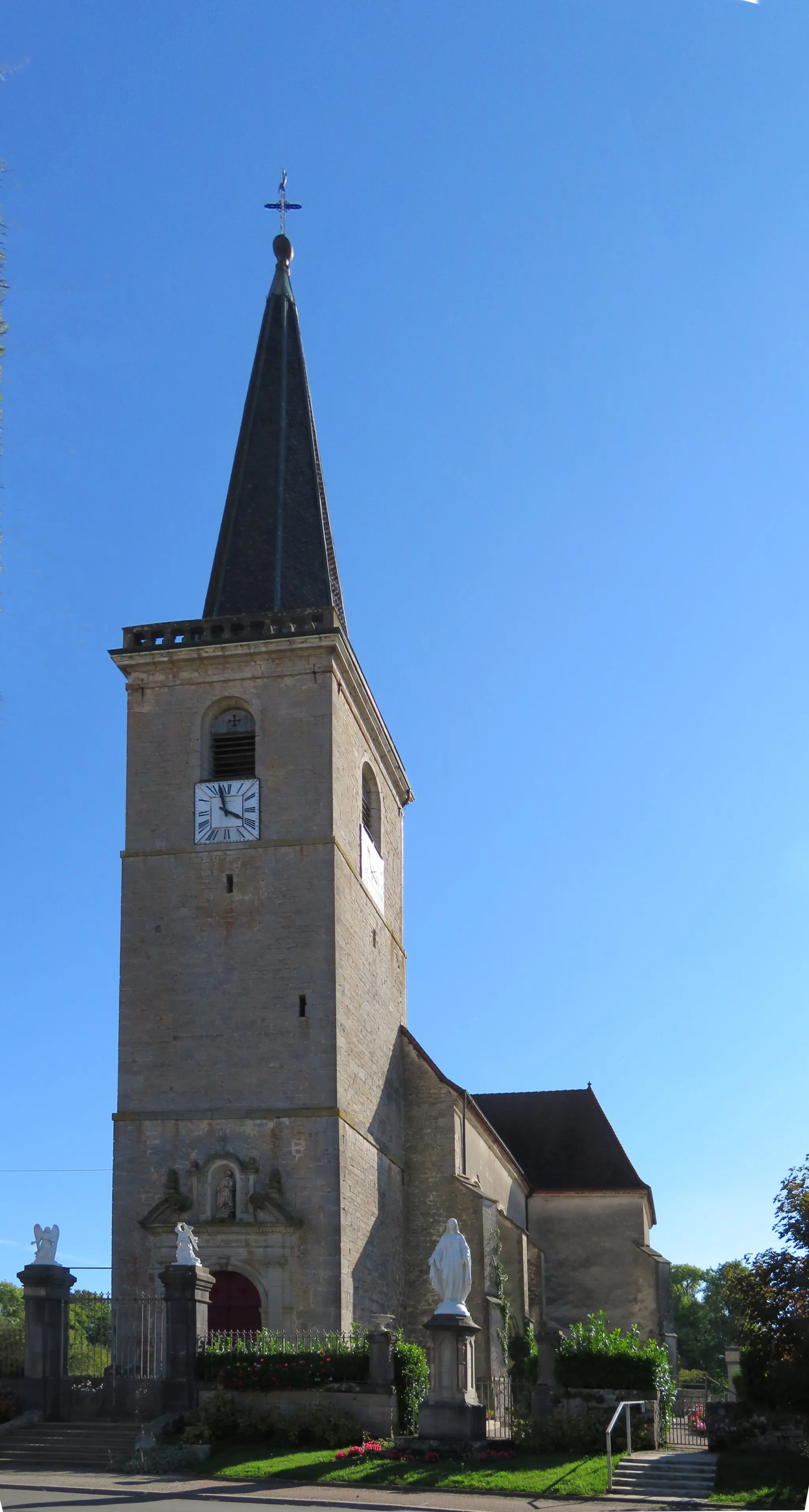 Photo showing: Vue de trois-quarts de l’église de Villevieux