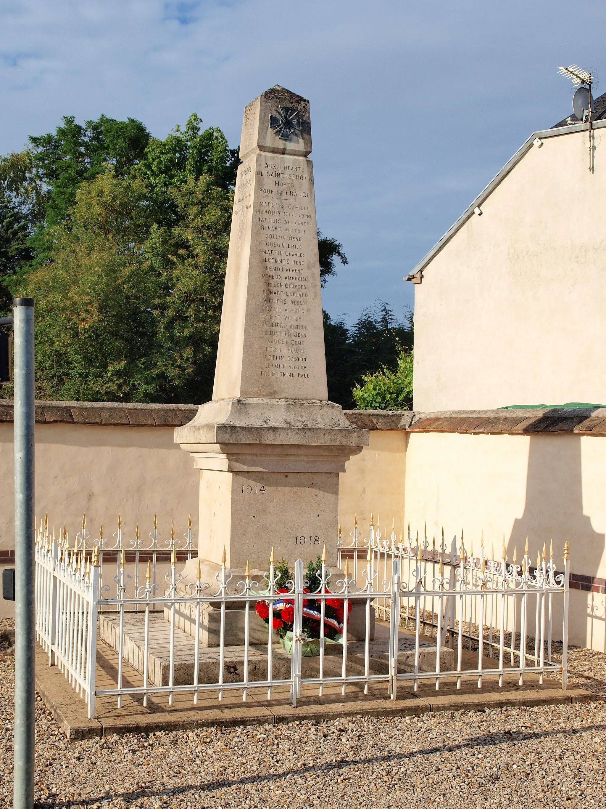 Photo showing: Saint-Sérotin (Yonne, France) ; le monument aux morts