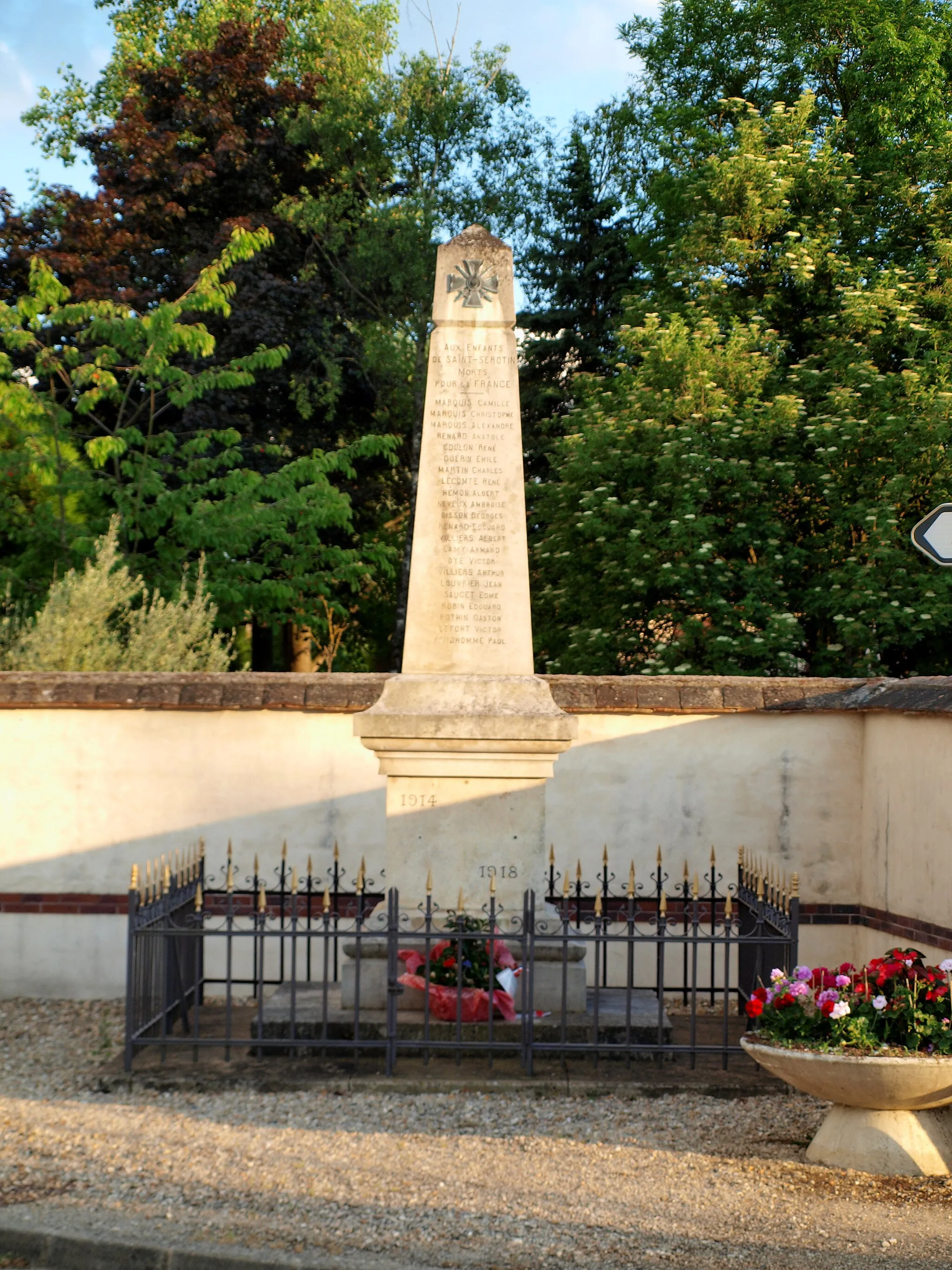 Photo showing: Monument aux morts de Saint-Sérotin (Yonne, France)