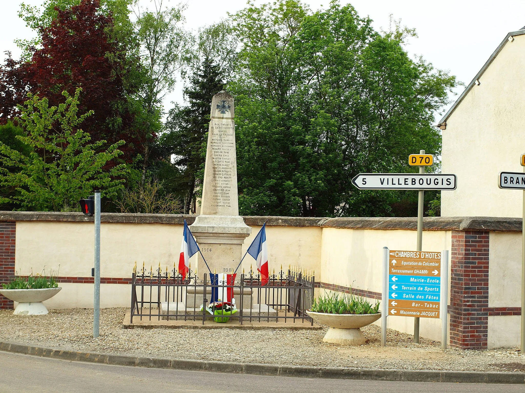 Photo showing: Saint-Sérotin (Yonne, France) ; monument aux morts
