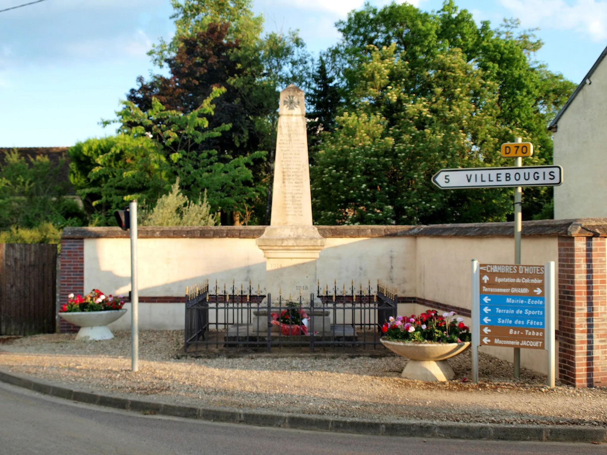 Photo showing: Monument aux morts de Saint-Sérotin (Yonne, France)