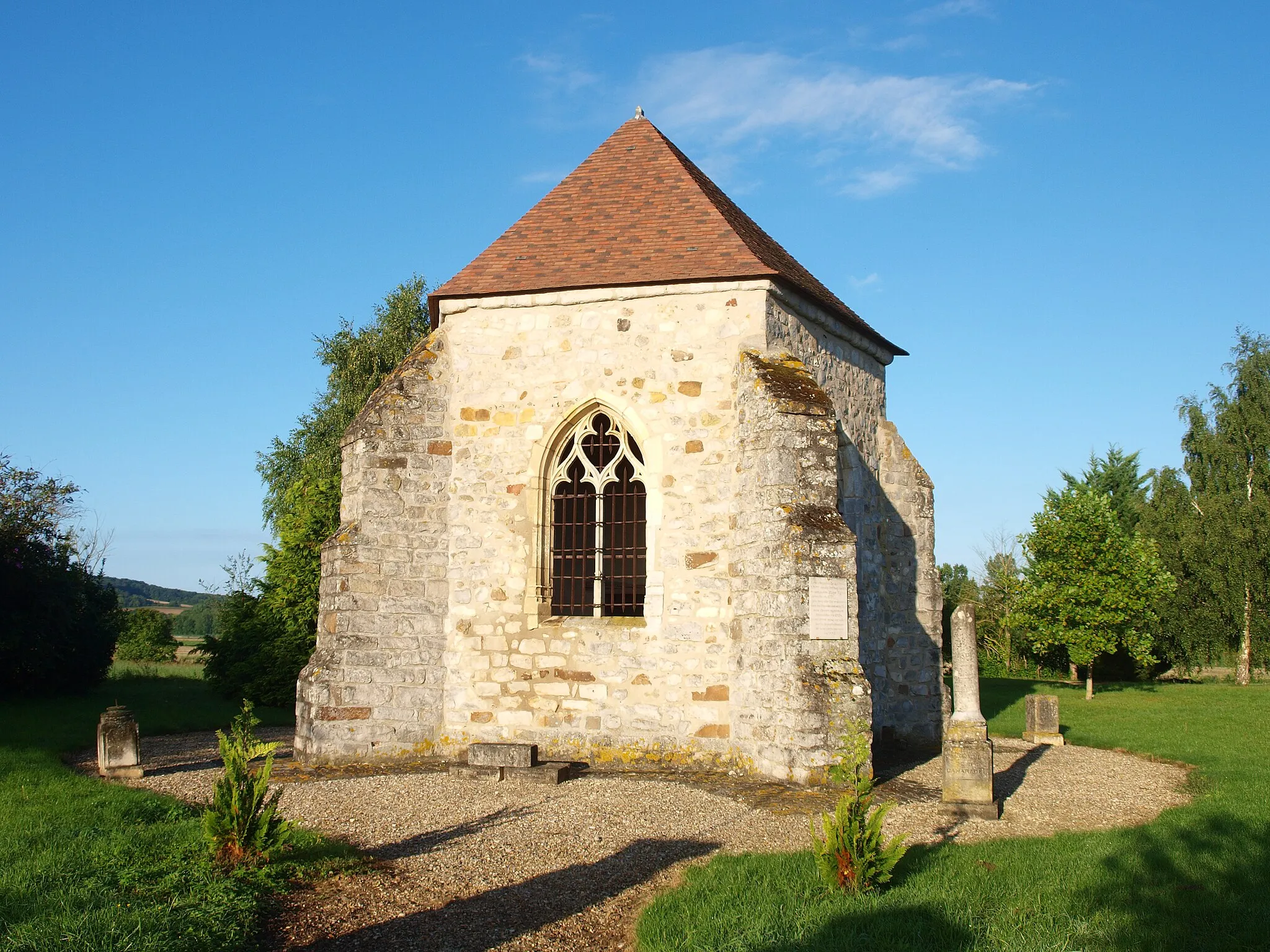 Photo showing: Chapelle et vieux cimetière de Gisy-les-Nobles (Yonne, France)