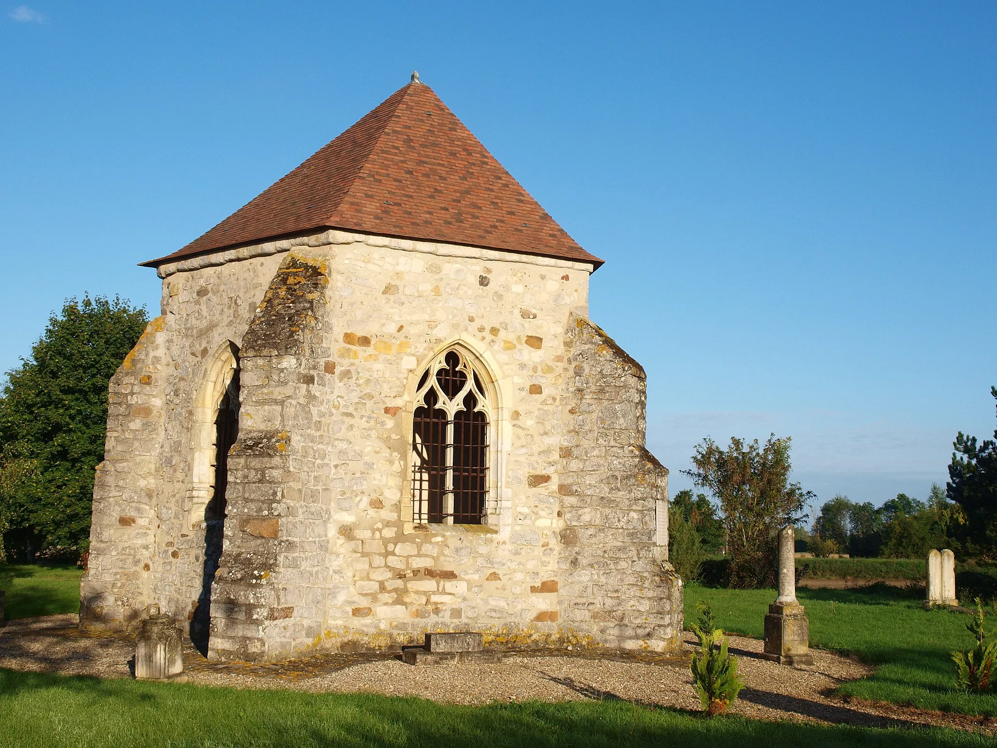 Photo showing: Chapelle et vieux cimetière de Gisy-les-Nobles (Yonne, France)