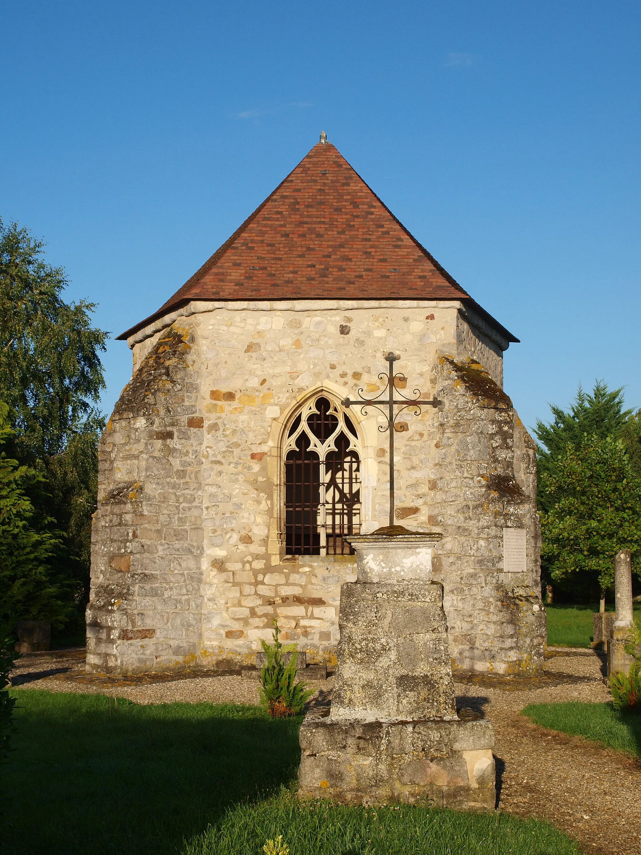 Photo showing: Chapelle et vieux cimetière de Gisy-les-Nobles (Yonne, France)