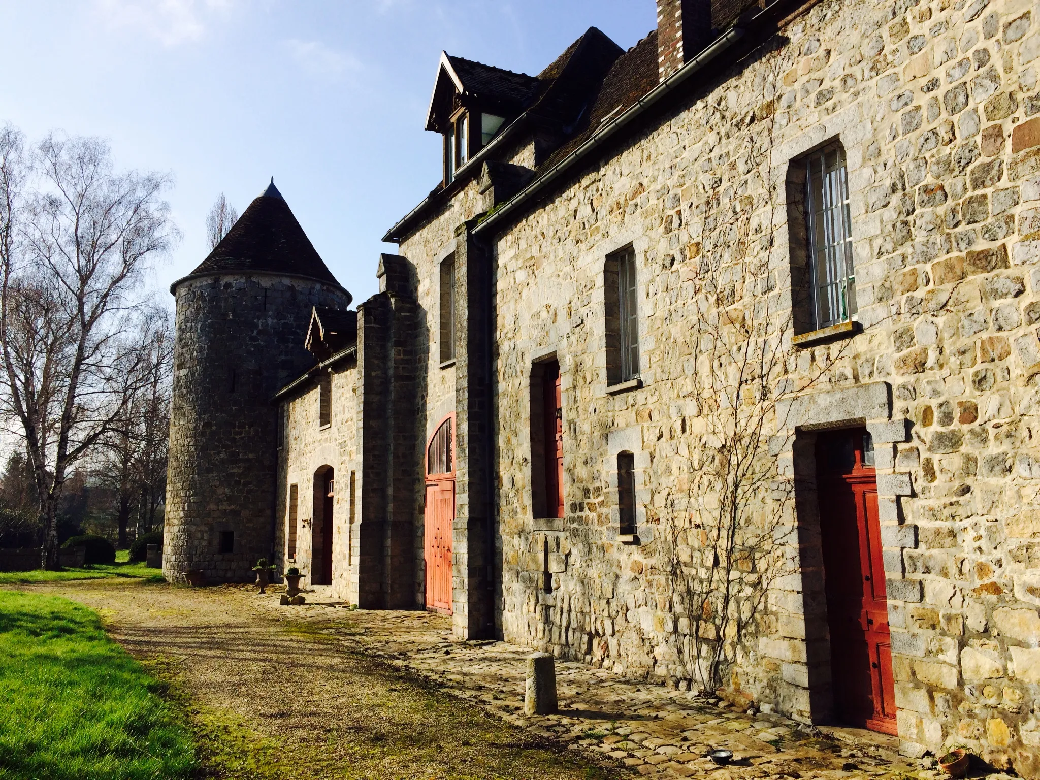 Photo showing: Façade Ouest du château de la Chapelle sur Oreuse, château féodal du XIIIème siècle reconverti en manoir à la Renaissance.