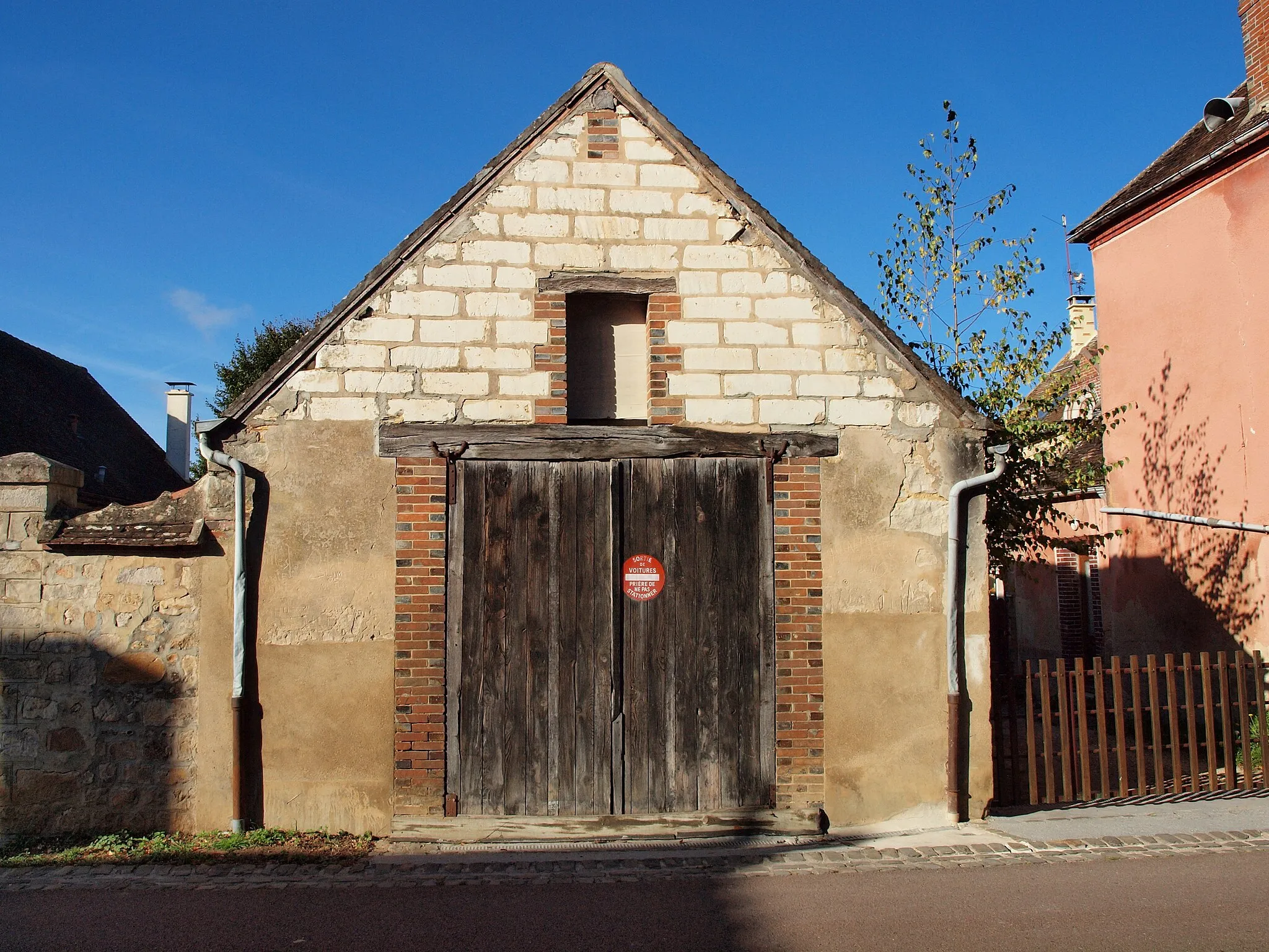 Photo showing: Une grange (à usage de garage de véhicules) à La Chapelle-sur-Oreuse (Yonne, France)