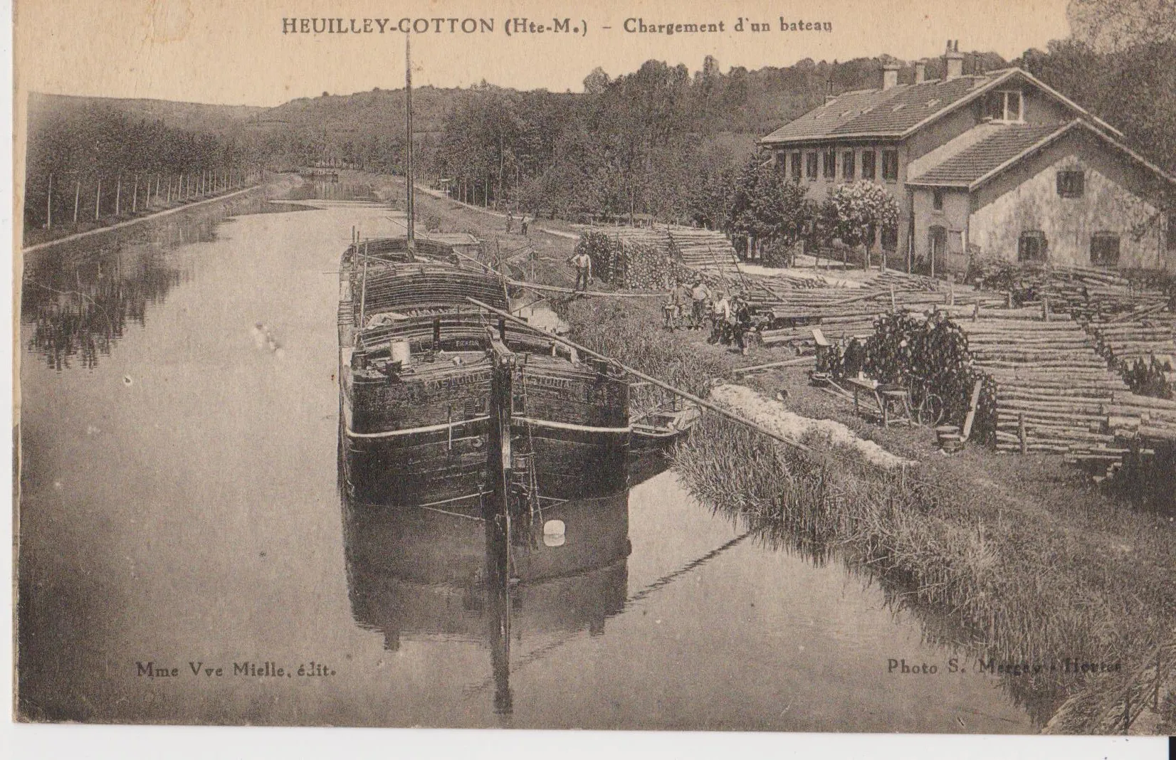 Photo showing: Heuilley-Cotton chargement d'un bateau