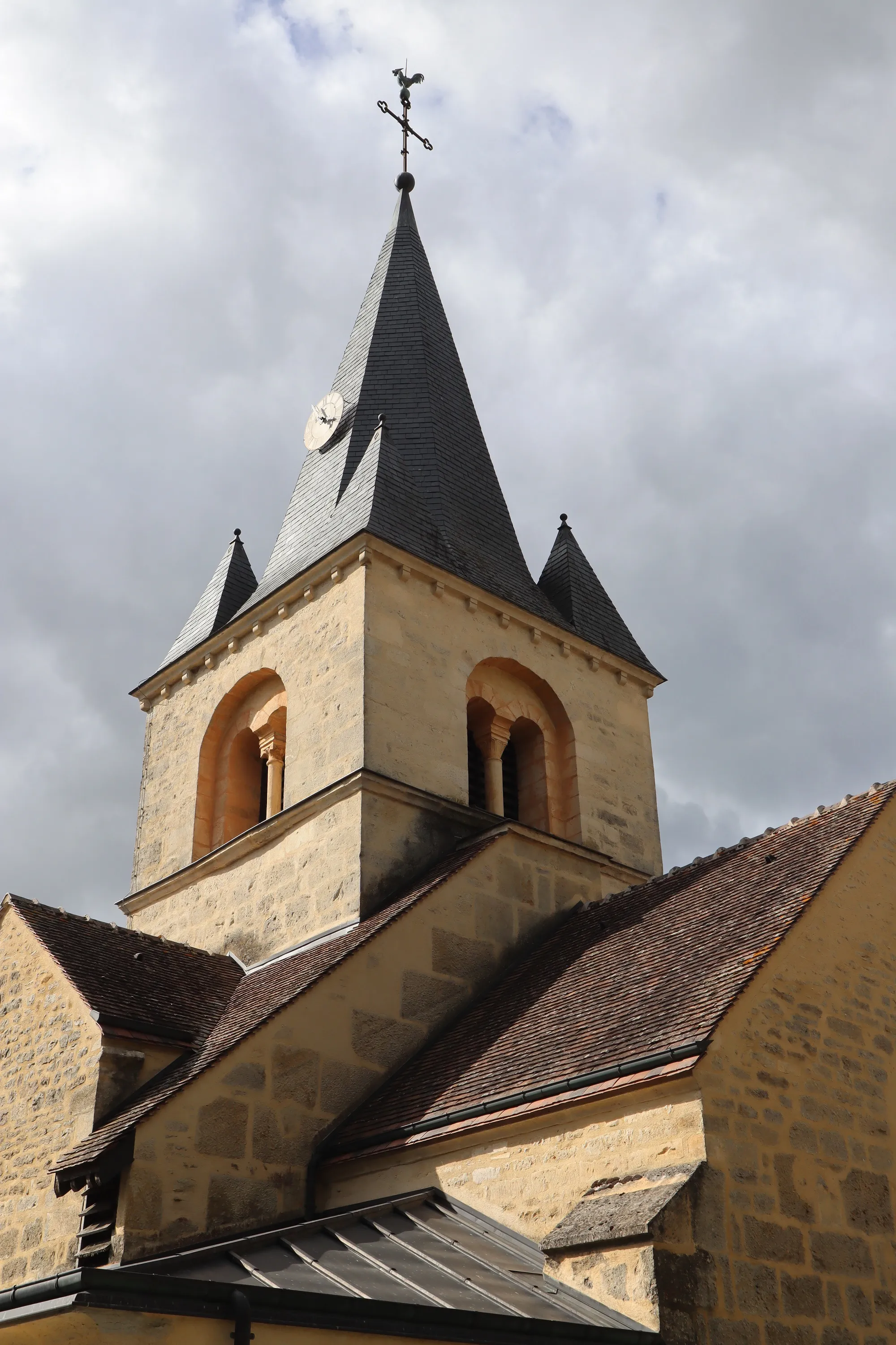 Photo showing: Extérieur de l'église de la Nativité à Gissey-sur-Ouche (Côte-d'Or).