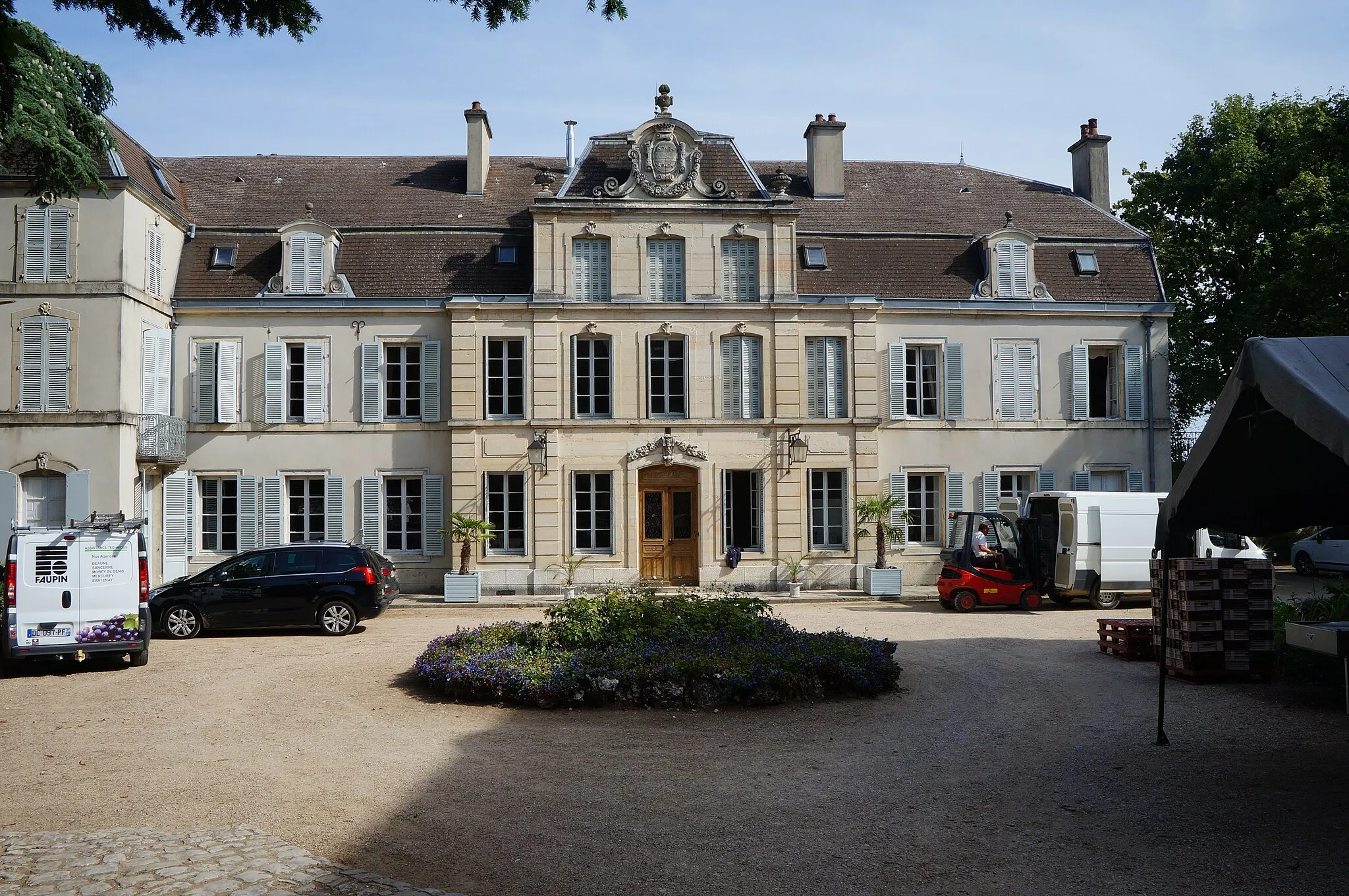 Photo showing: "Château Vosne-Romanée, residence and offices of the owner of Domaine Comte Ligier-Belair, located in the village Vosne-Romanée. The first plot was bought by the General and Baron of the Empire Louis Liger-Belair who in 1815 settled in Burgundy in the Château de Vosne-Romanée acquired from his wife Claire Basire, with a vineyard (monopolies of La Romanée, de la Tâche and de la Grande Rue, as well as plots of Clos-Vougeot and Chambertin). Côte-d'Or Bourgogne-Franche-Comté.- France