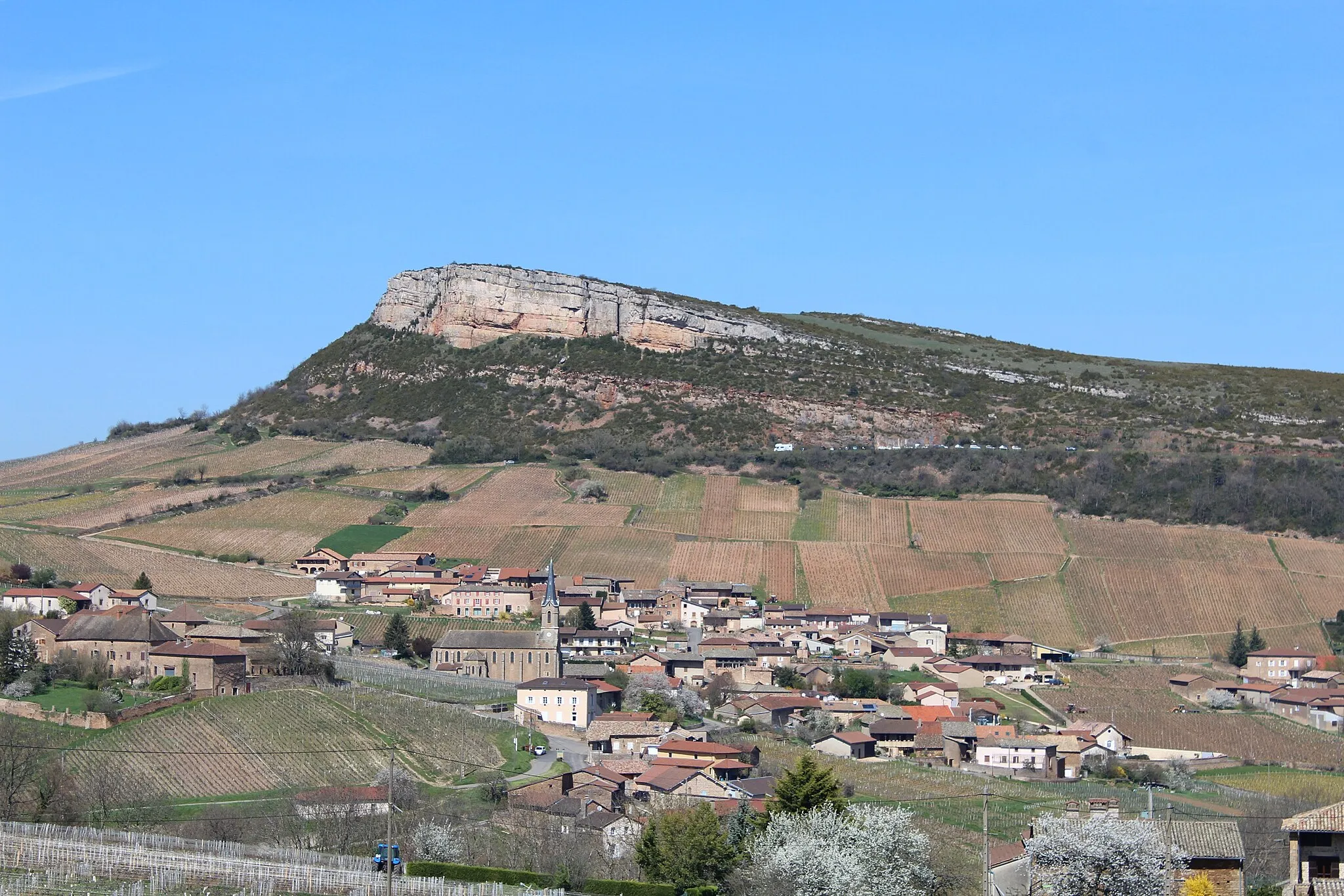 Photo showing: Vue sur la roche de Vergisson et le centre du village