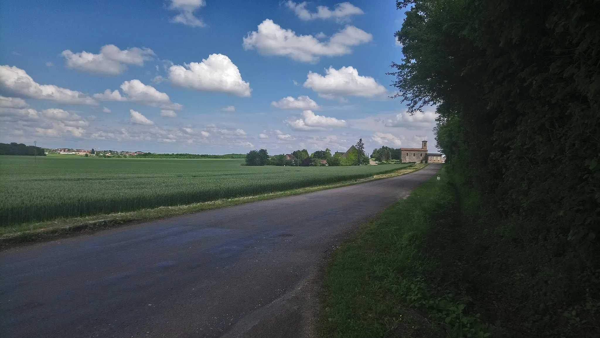 Photo showing: Vue de la Rue de l'église au carrefour de la rue derrière et parc et de la route de Barges