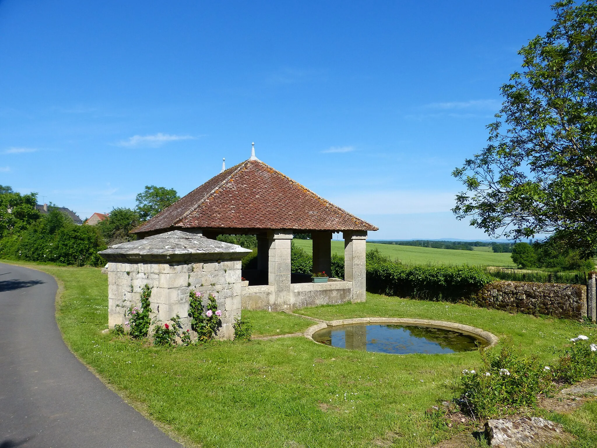 Photo showing: Le lavoir de Crux-la-Ville