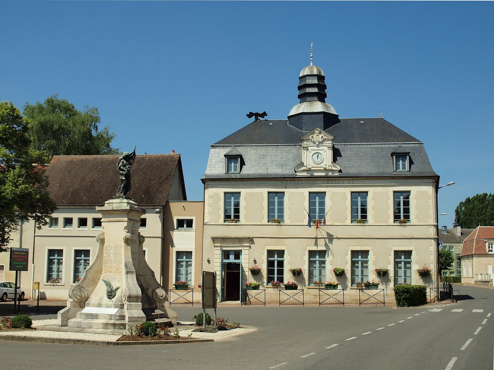 Photo showing: Mairie de Donzy (Nièvre, France) ; avec devant (ou pas, c'est vachement contingent ces monuments là ) le monument aux morts.