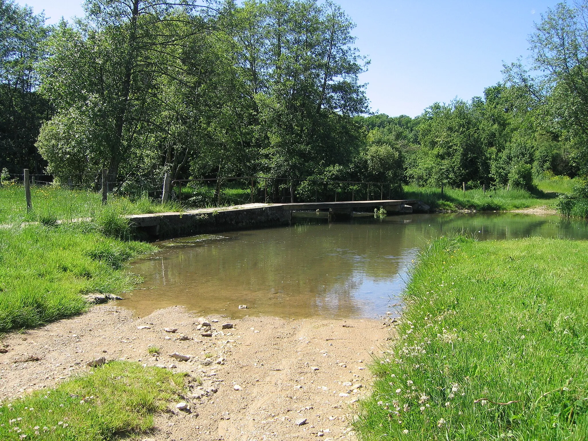 Photo showing: Gué près d'un lavoir sur le Nohain aux Cabets dans la Nièvre (France). La photo est prise sur le territoire de la commune de Suilly-la-Tour, qui inclut aussu le gué ; le lavoir lui-même, non visible ici mais se trouvant immédiatement à gauche de la photo, est partagé entre Suilly-la-Tour et Donzy.