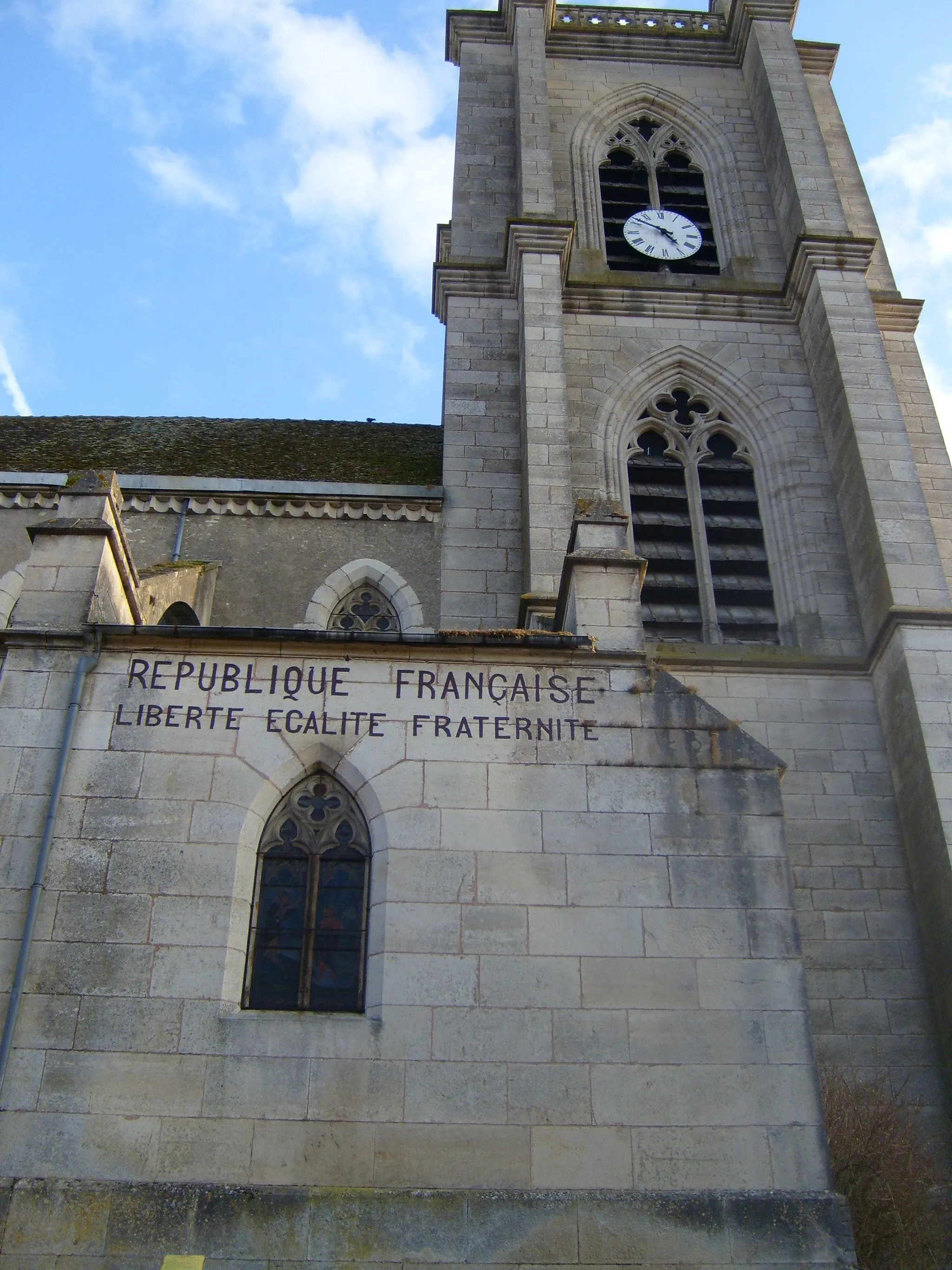 Photo showing: Église de Donzy arborant la devise républicaine "Liberté, égalité, fraternité" sur sa façade.