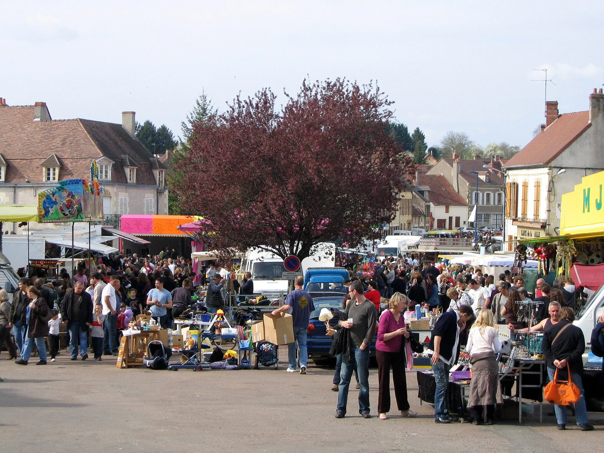 Photo showing: La brocante de Pâques à Donzy en 2009