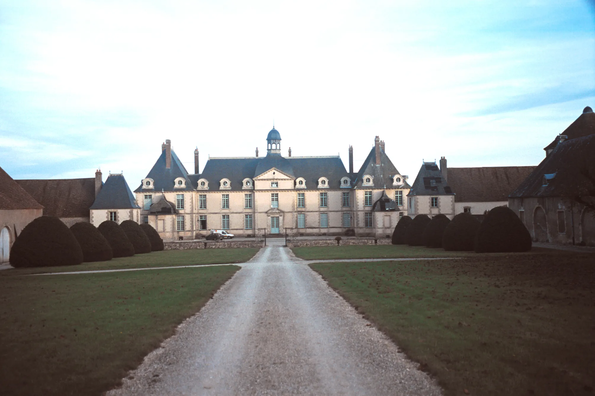 Photo showing: Château de Menou (Nièvre). Vue prise le 31 octobre 2002.