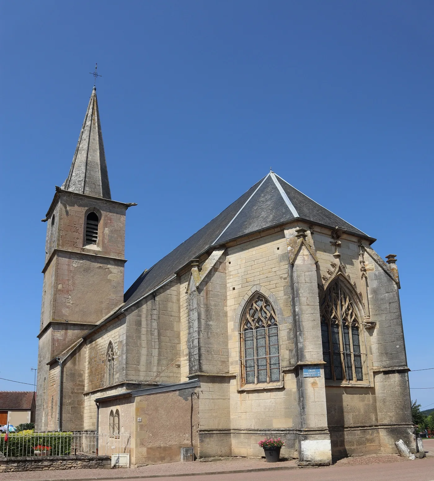 Photo showing: Extérieur de l'église Saint-Franchy d'Amazy (58). Chevet et flanc sud.
