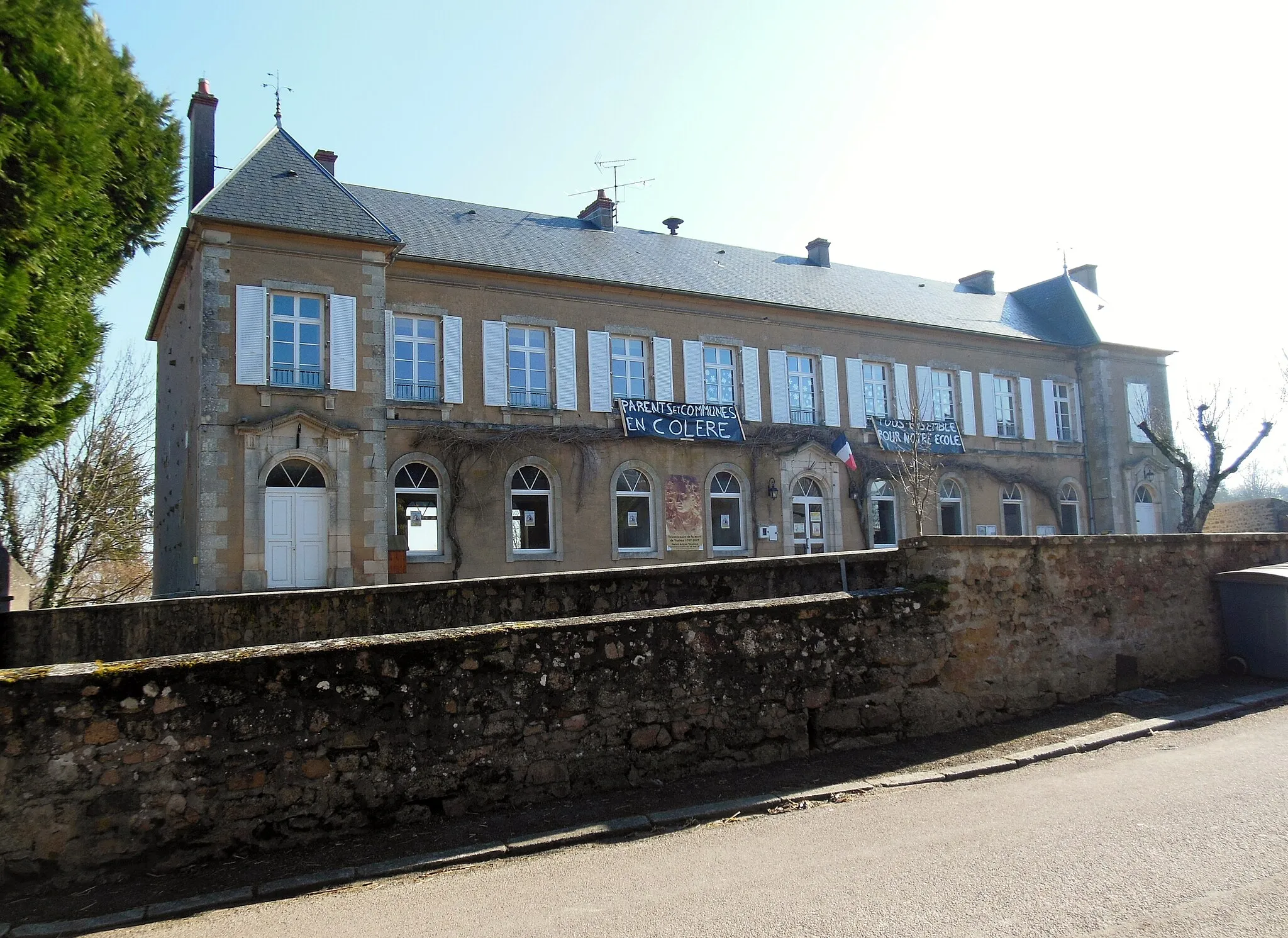 Photo showing: Mairie-école de Saint-Léger-Vauban, Yonne.