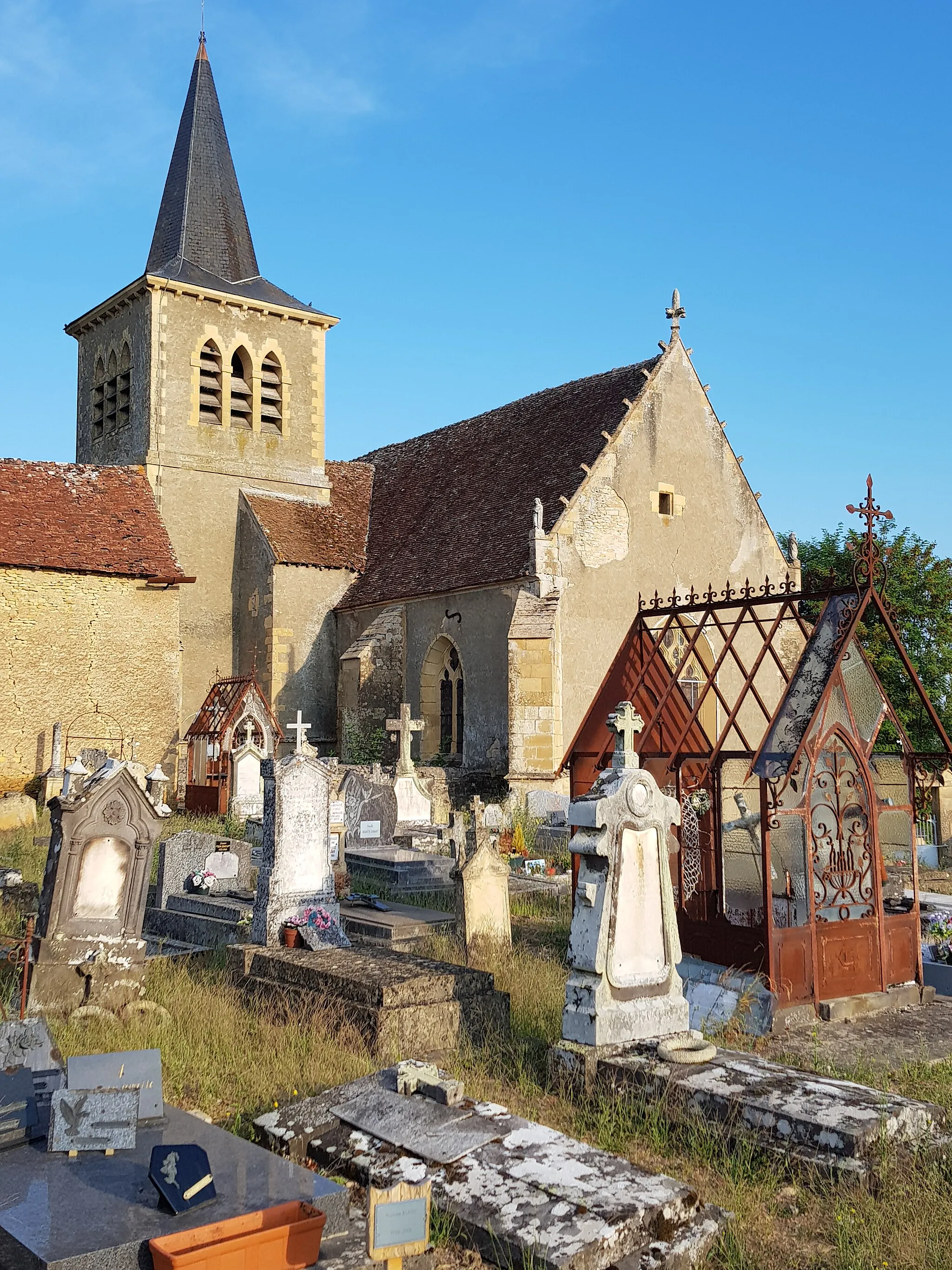 Photo showing: Eglise de Nolay (58), vue du cimetière.