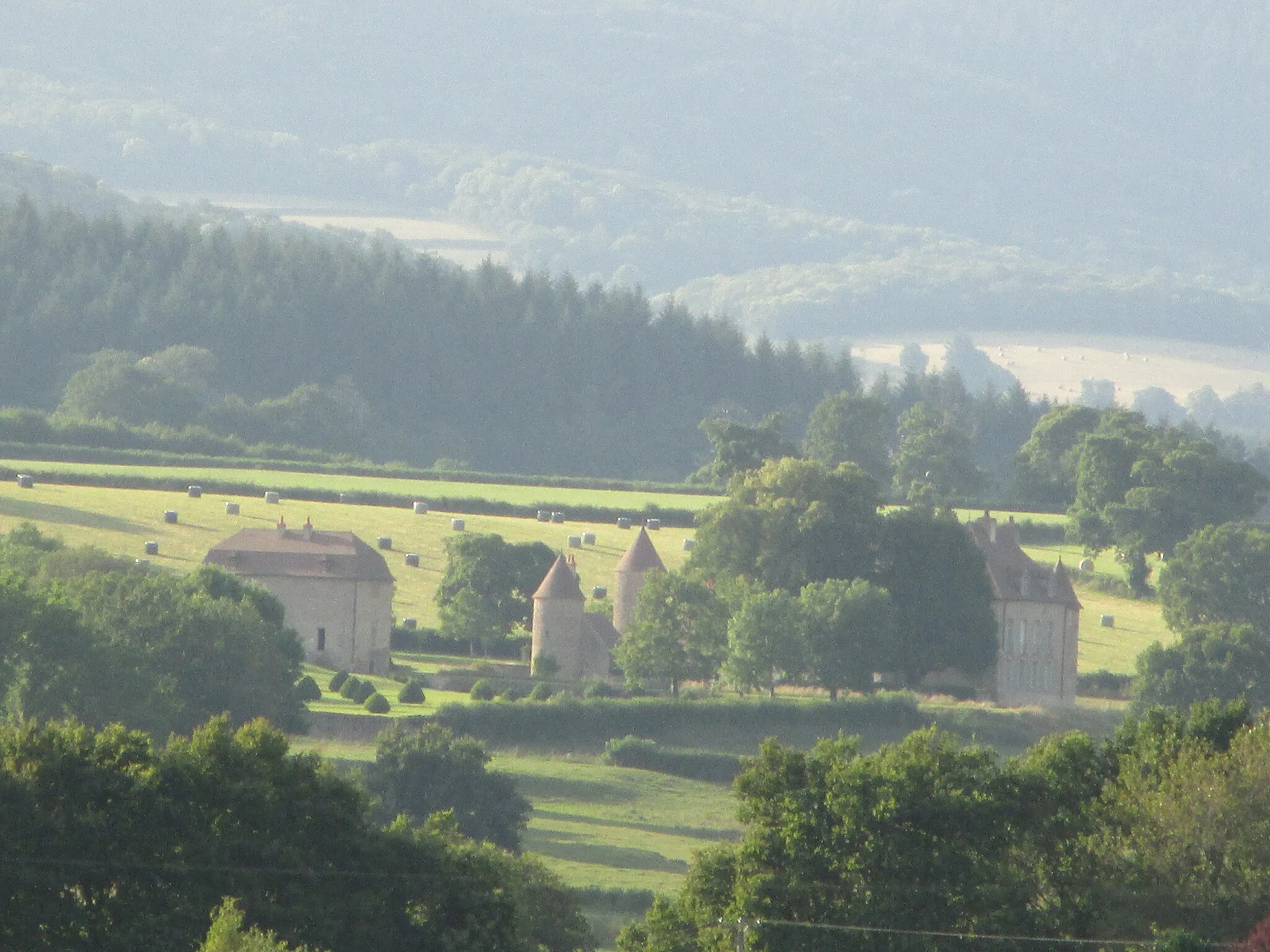Photo showing: Vue sur le Château du Mousseau de Poil (Nièvre, France).